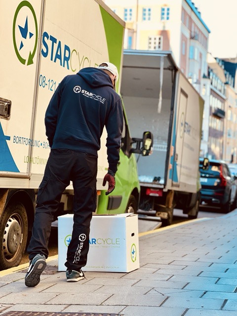 Bortforsling i Täby med Starcycles personal och transportbil