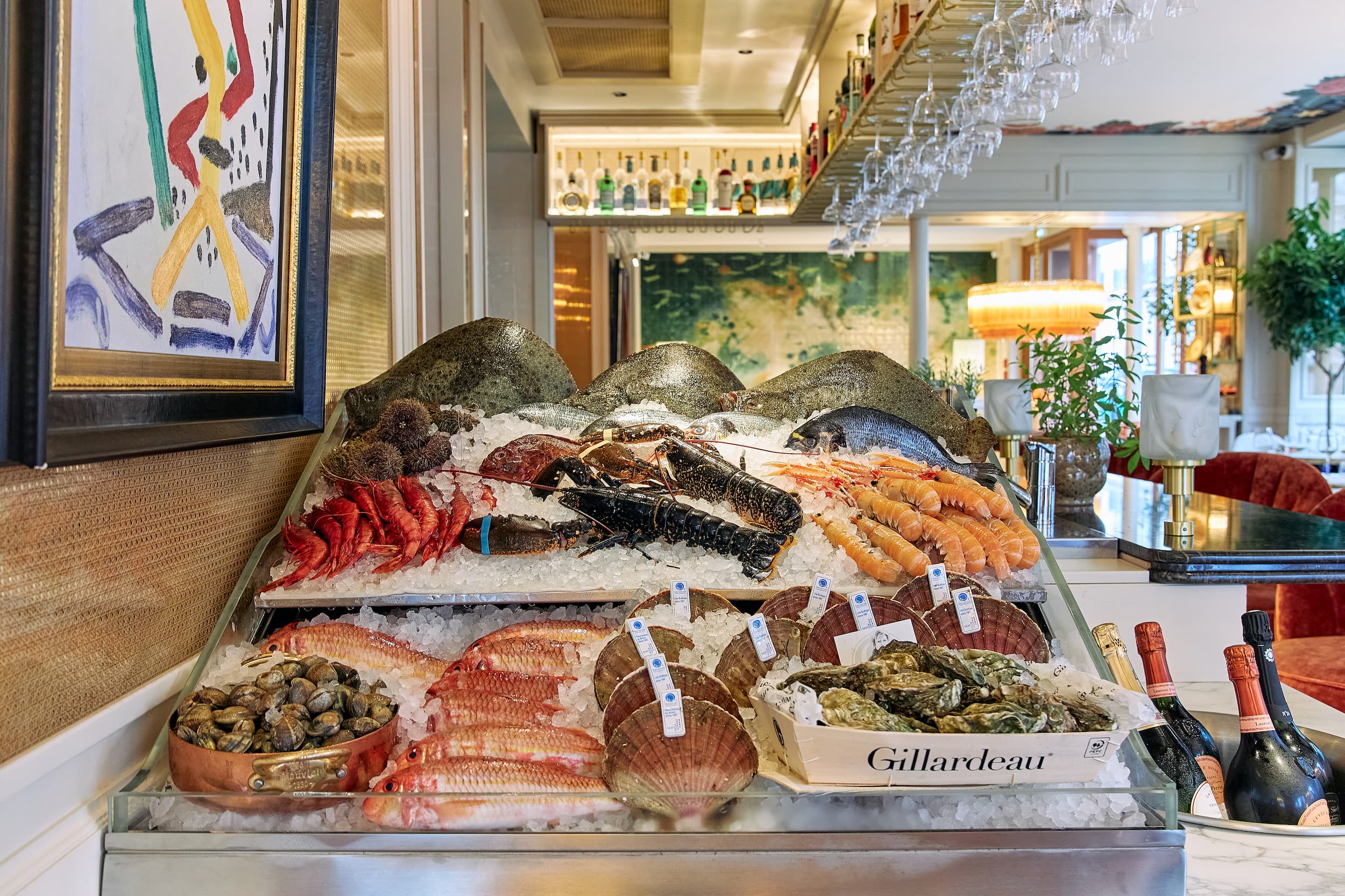 Étalage de fruits de mer frais et huîtres Gillardeau chez La Baia.