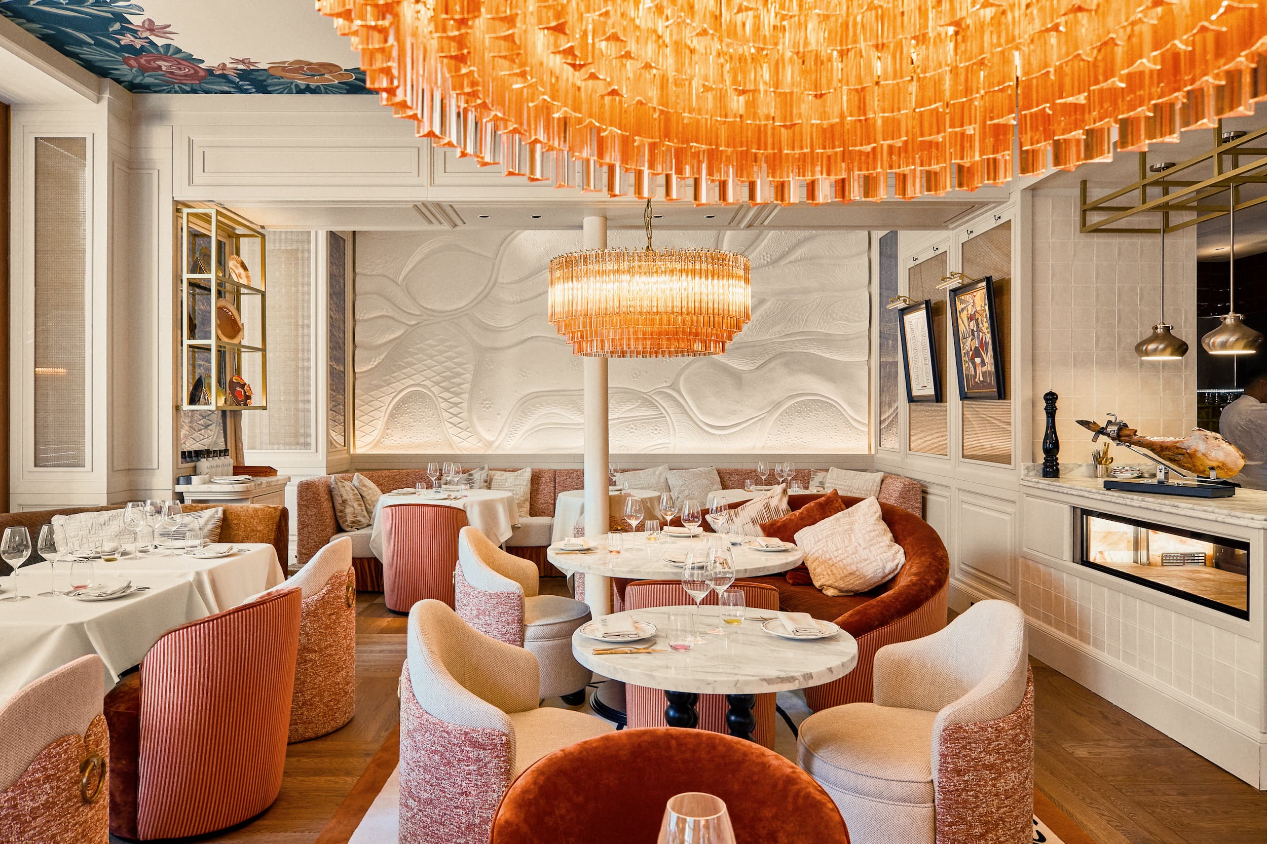 Décoration intérieure chic et tables en marbre du restaurant La Baia, Paris.