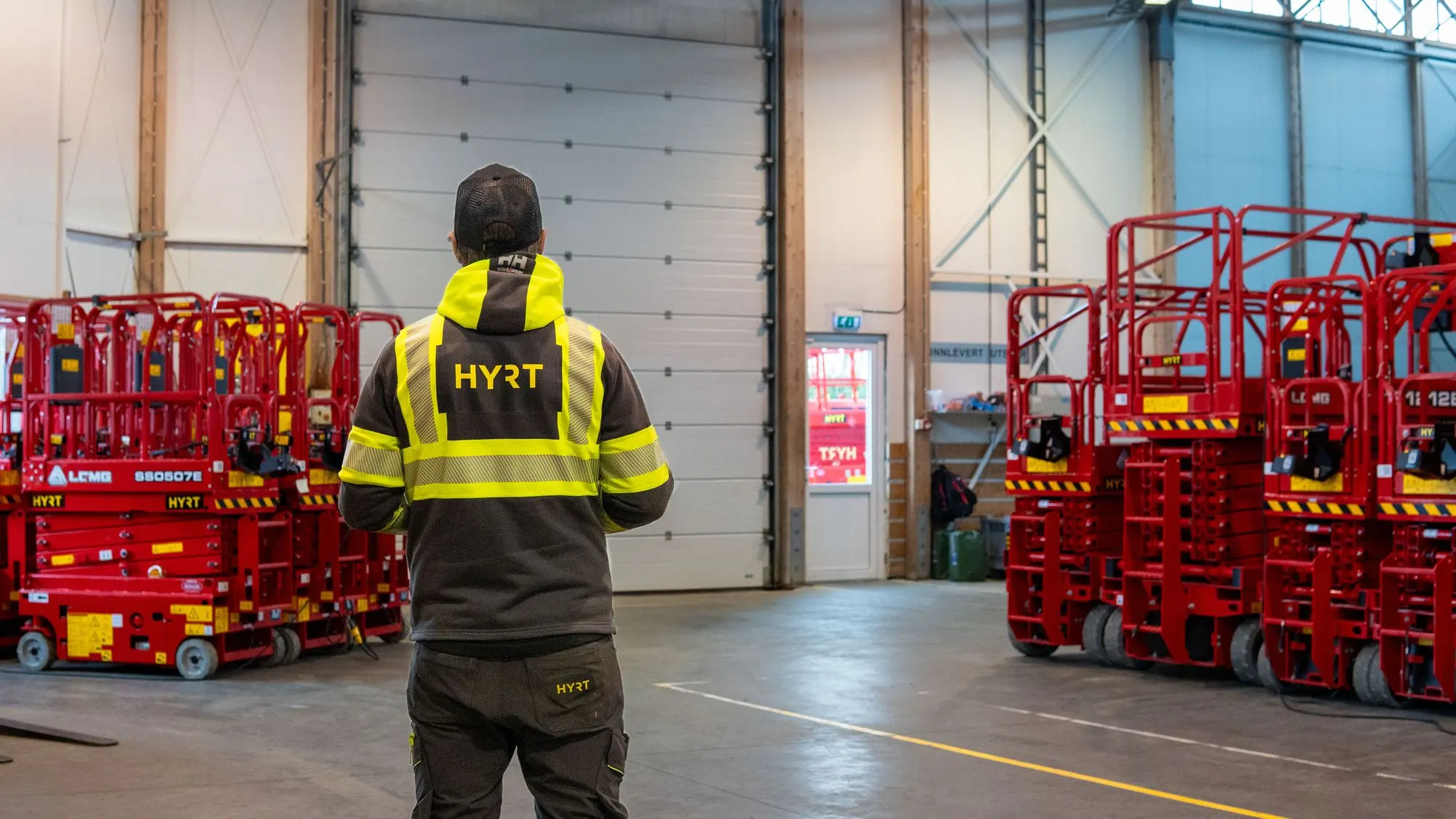 HYRT-ansatt i refleksjakke i hallen mellom sakselifter