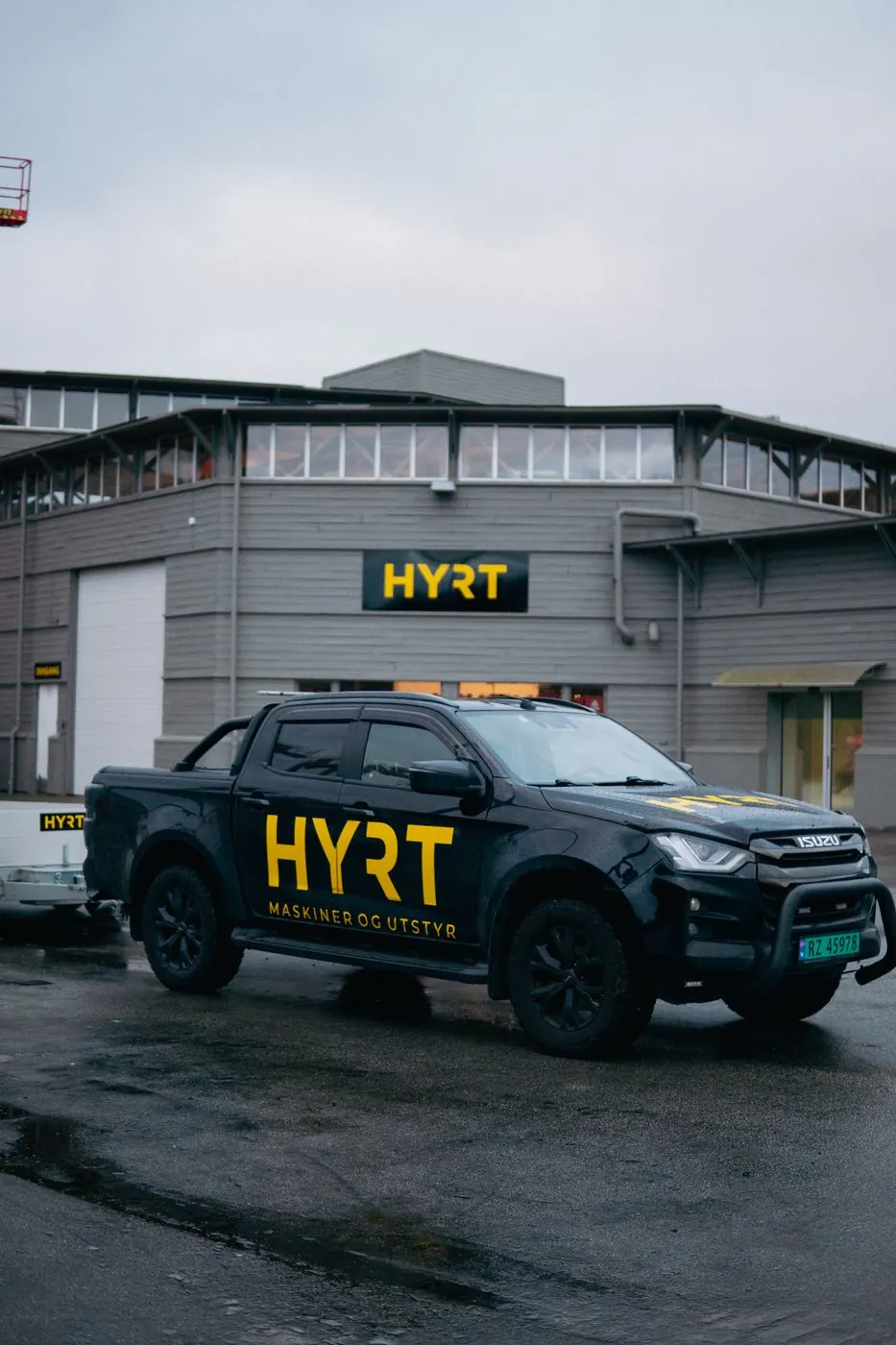 HYRT-bilen foran lageret i Midtgårdveien