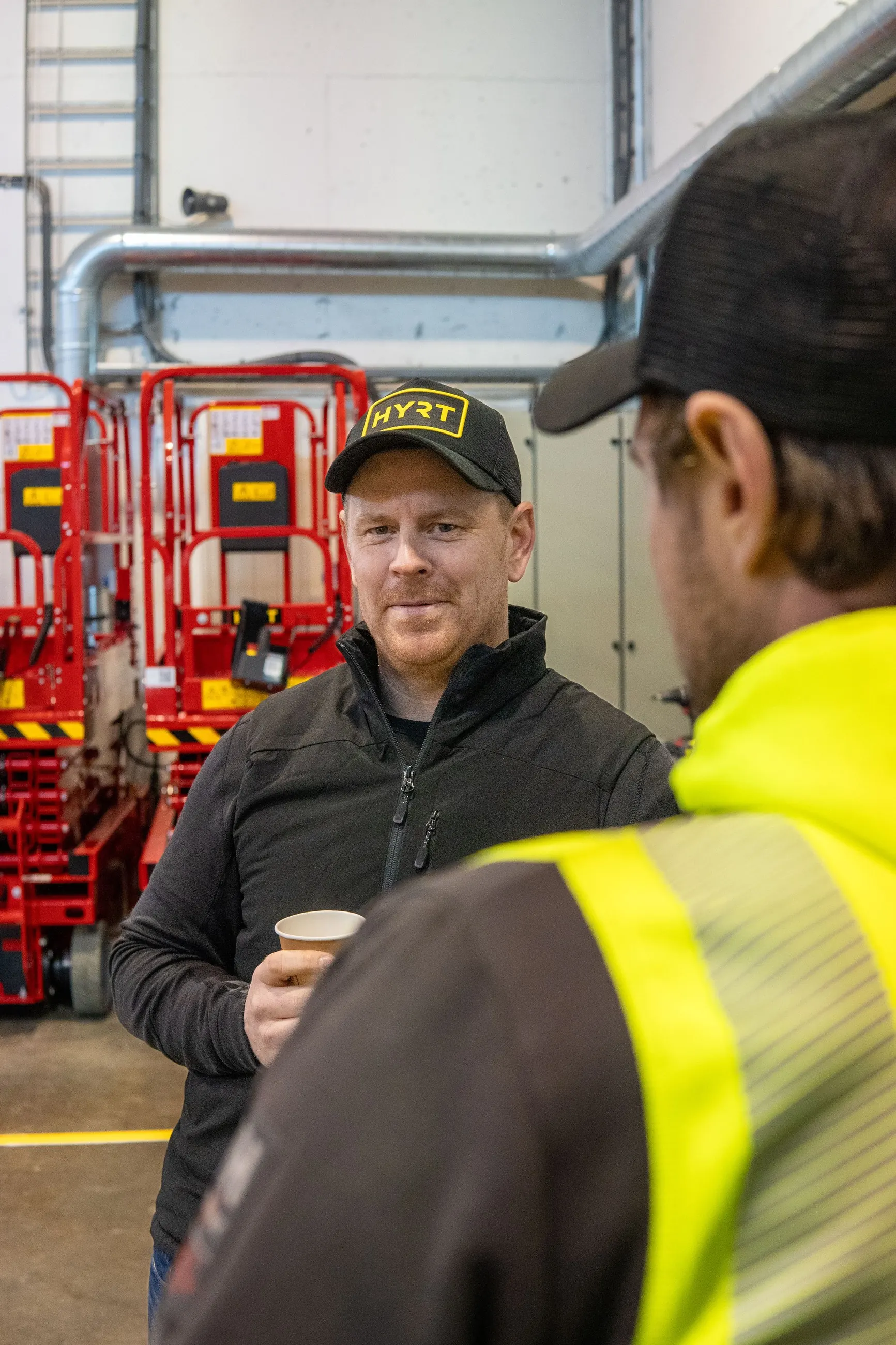 Kenneth Fløysvik i en prat over kaffen i HYRTs hall