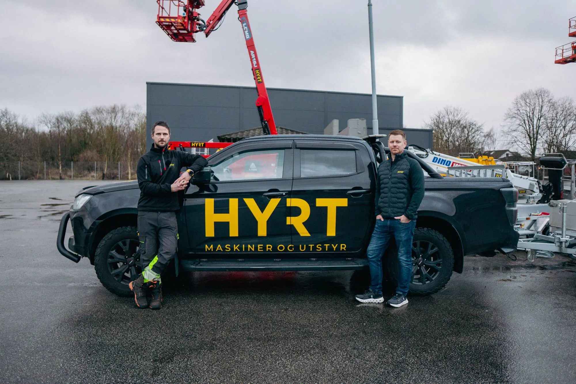 Petter og Kenneth ved HYRT-bilen foran liftparken