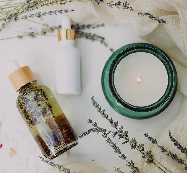 Image d'huiles essentielles et bougie 