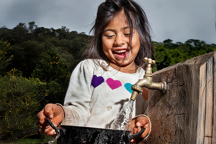  Brindamos soluciones modulares de tratamiento y desalinización de agua para comunidades locales, garantizando acceso continuo a agua segura y de calidad sin necesidad de inversión inicial ni gestión operativa propia.