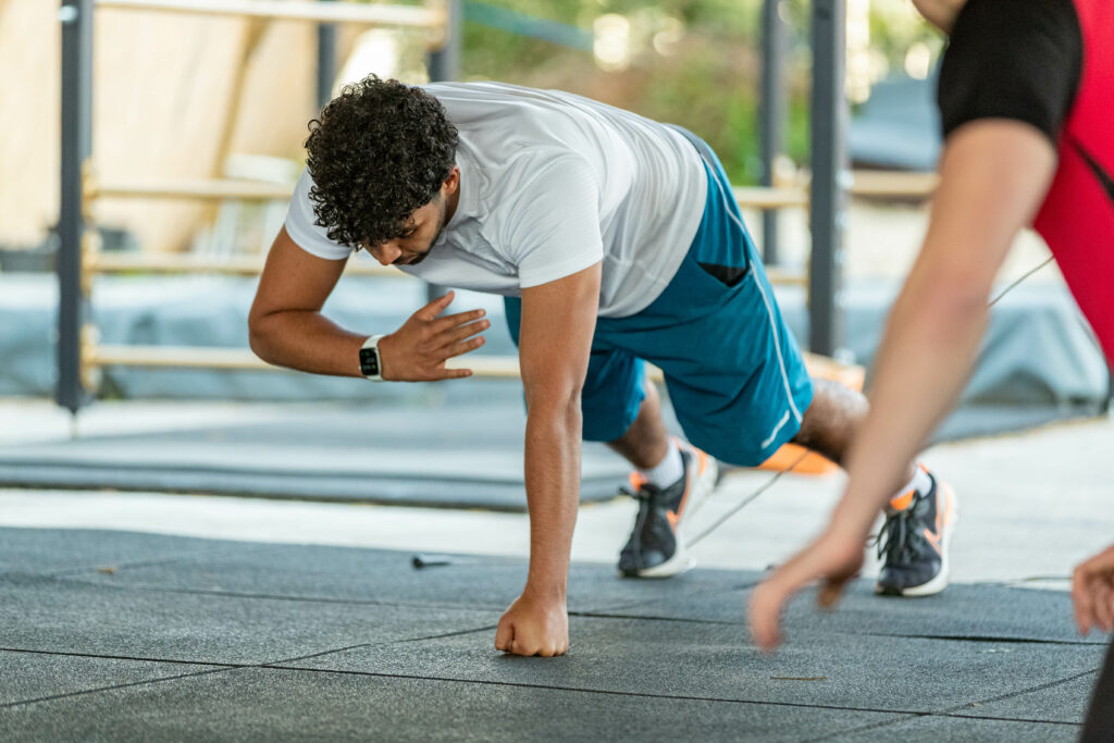 shoulder taps schouder oefening buiten