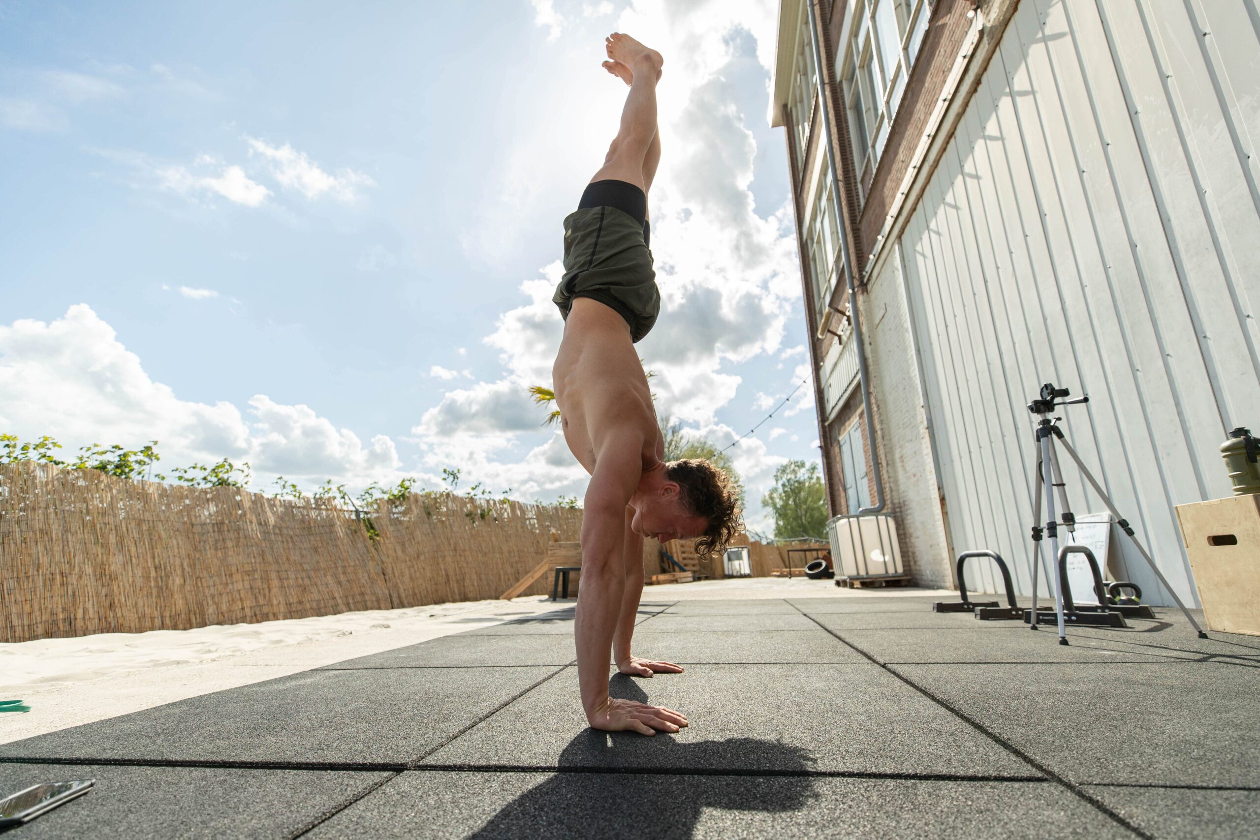 guus doet handstand schouder oefening|schouder oefening met stang en gewicht|shoulder taps schouder oefening buiten|downward dog schouder oefening