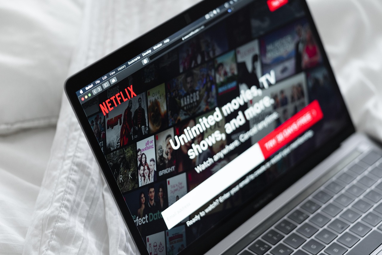 Laptop mit der Netflix Website. Werbung auf Netflix spielen.