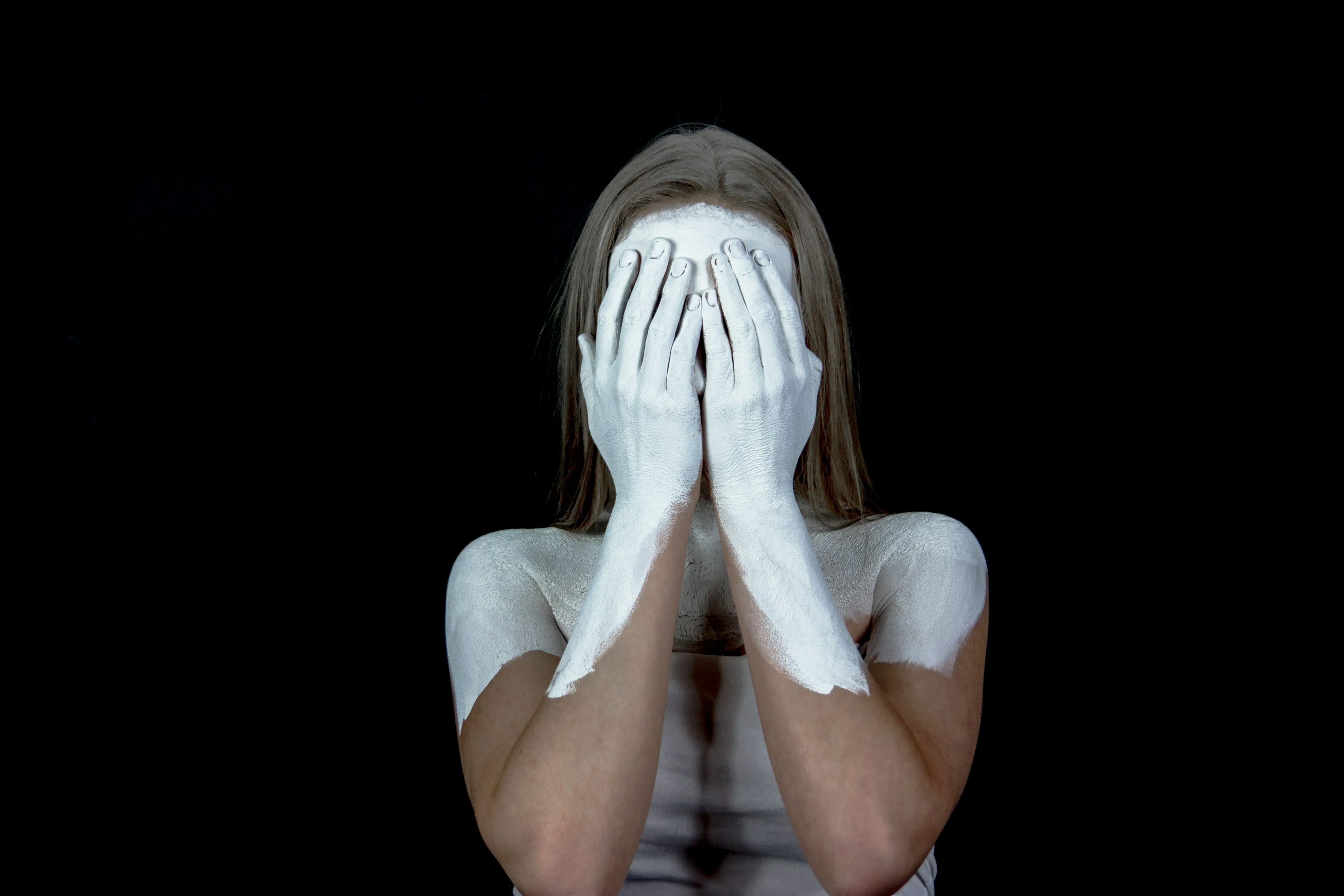 femme qui se cache les yeux