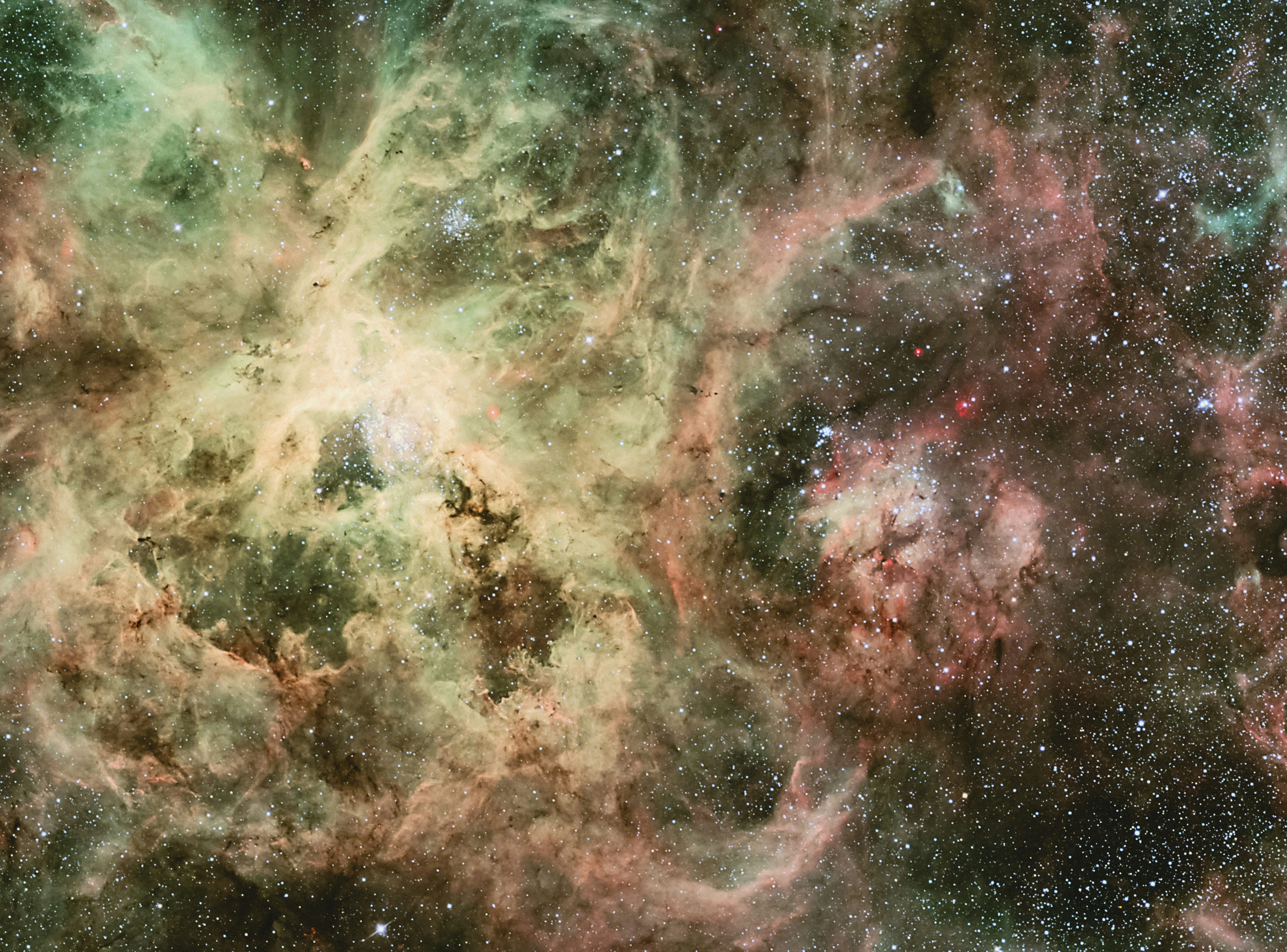 Nébuleuse colorée avec des nuages de gaz et des étoiles brillantes visibles dans l'espace.