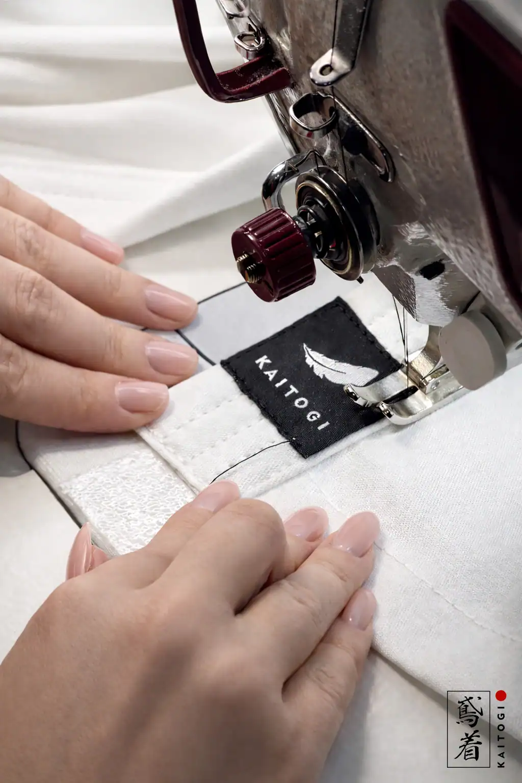 Процесс ручного пошива премиального кимоно KAITOGI: мастер за работой над деталями экипировки