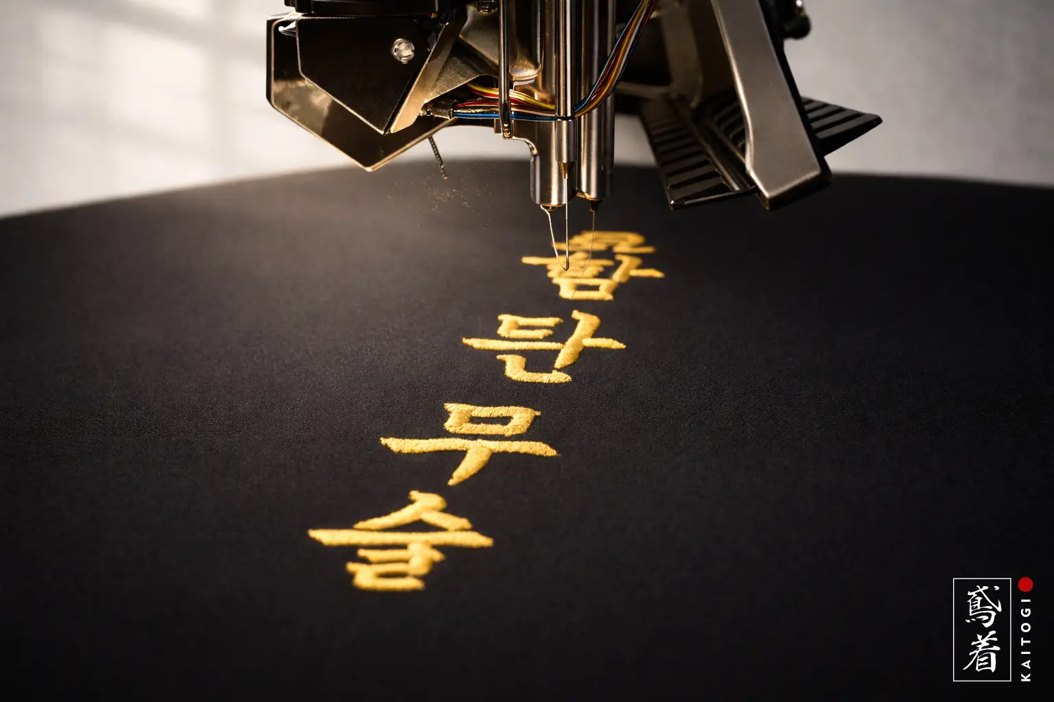 Процесс создания именного пояса KAITOGI: нанесение индивидуальной золотой вышивки на крой ткани для сохранения идеально чистой изнанки