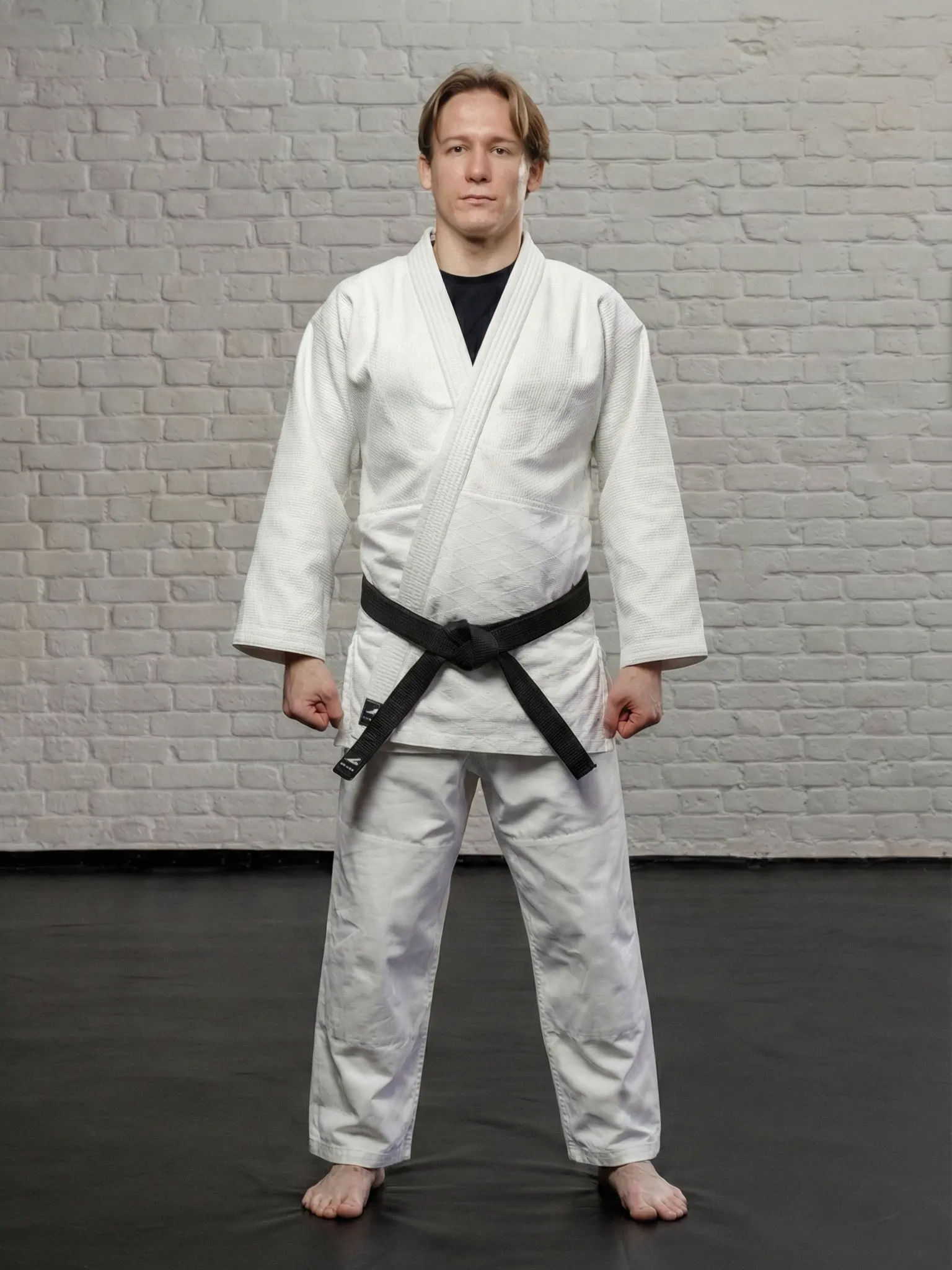 Мужское кимоно для дзюдо белое на спортсмене, вид в полный рост