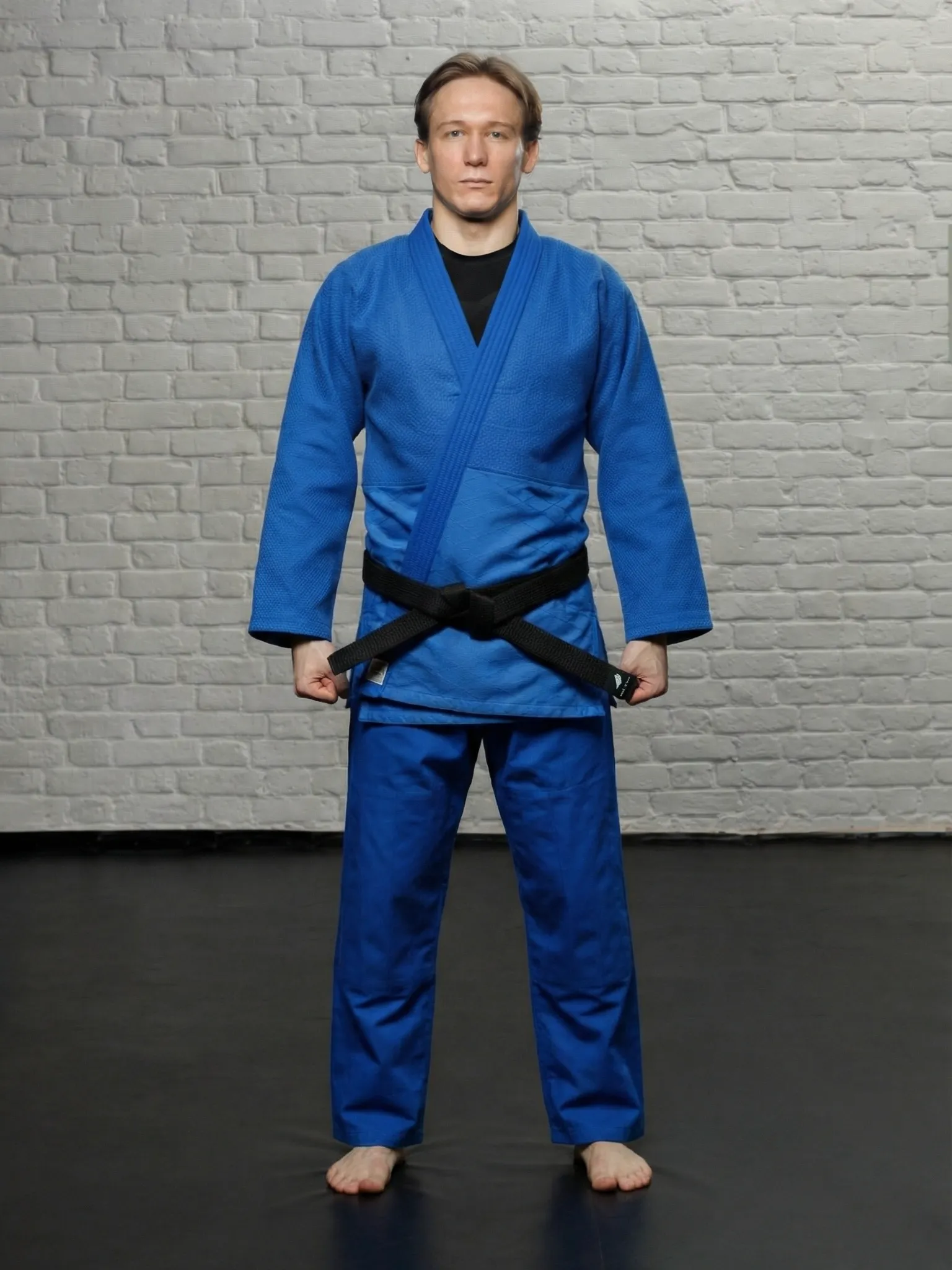 Синяя форма для дзюдо на модели, соревновательный крой
