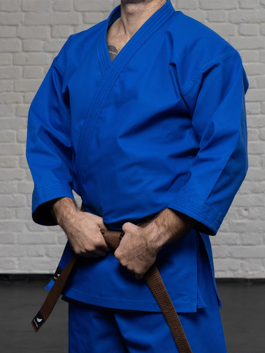 Синее ги KAITOGI K3: деталь рукава на модели, 100% хлопок, длина до запястья