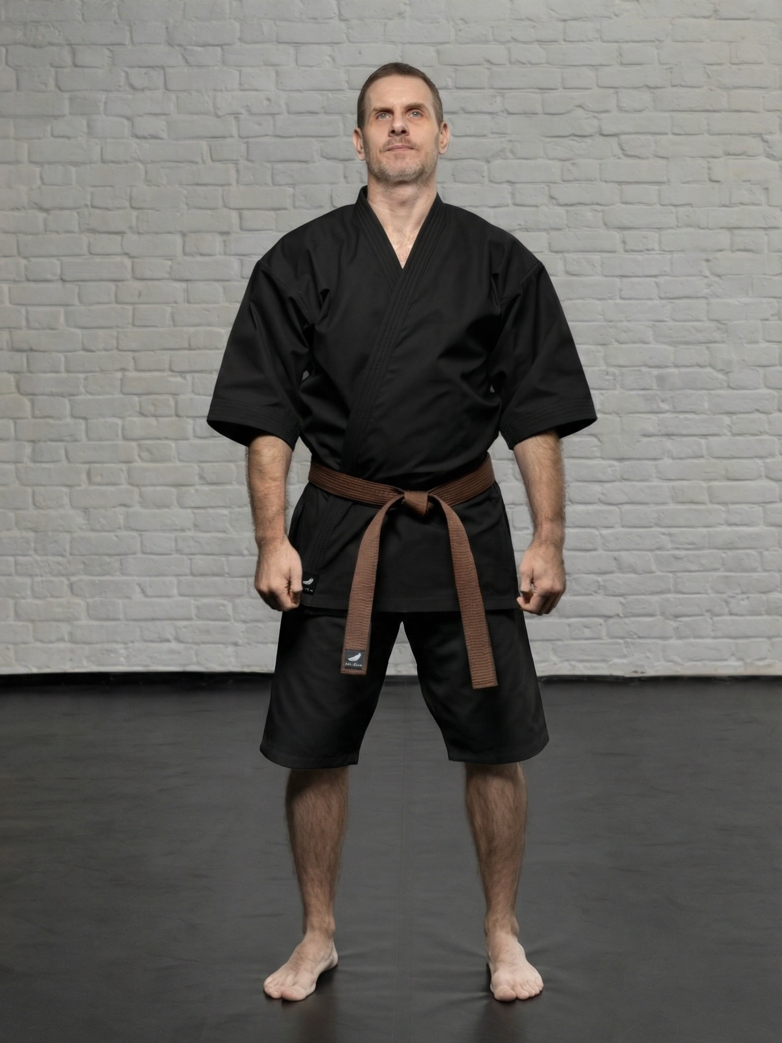 Черное укороченное кимоно KAITOGI K4M5 на спортсмене в полный рост
