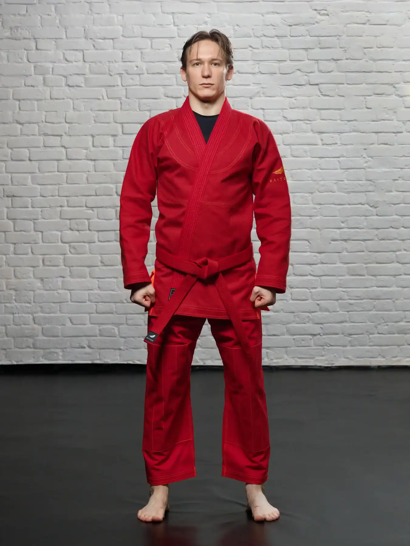 Красное ги KAITOGI с оранжевым дизайном для грэпплинга, вид спереди в полный рост