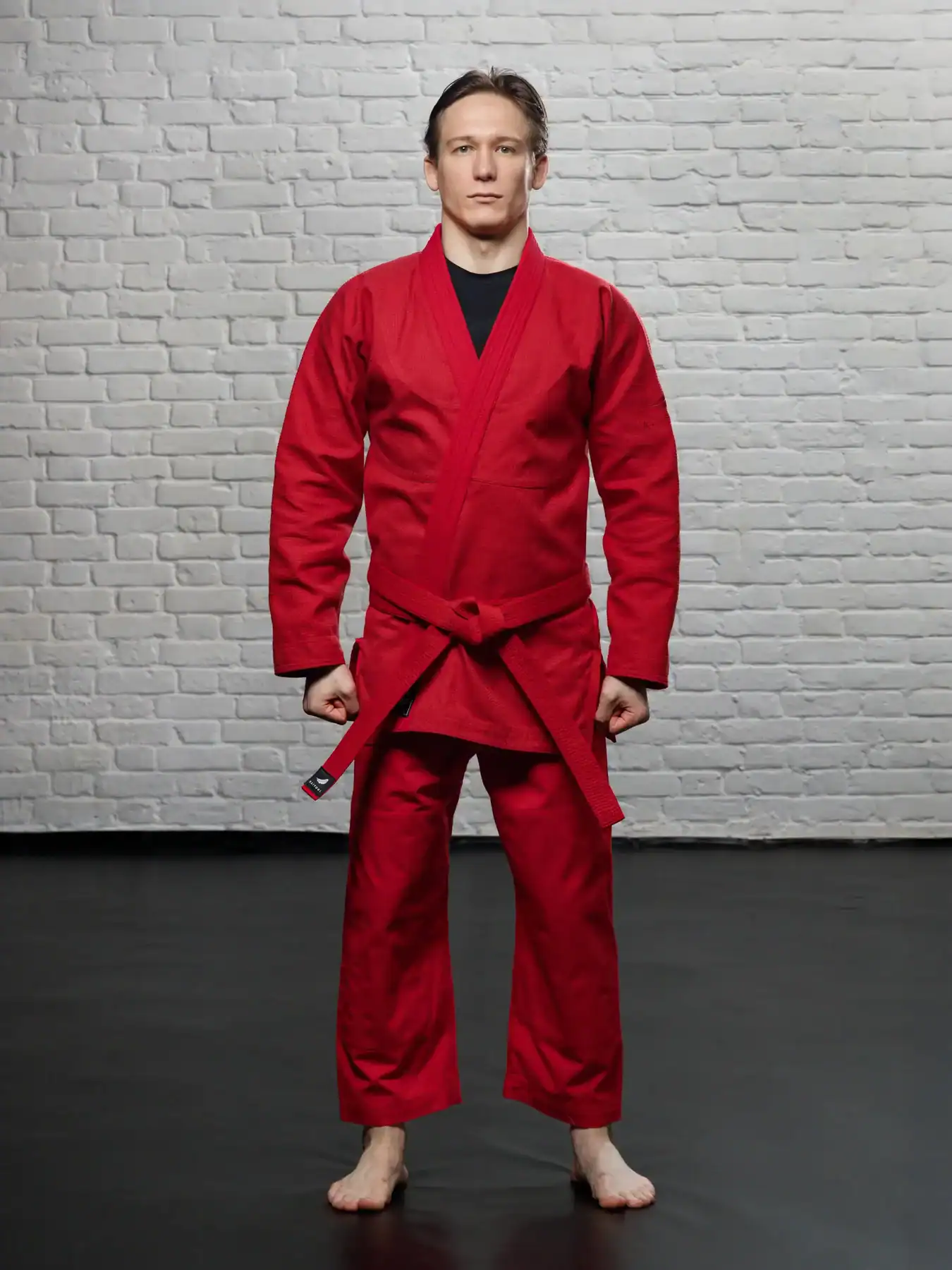 Монохромное красное ги для грэпплинга KAITOGI, прямой ракурс на спортсмене