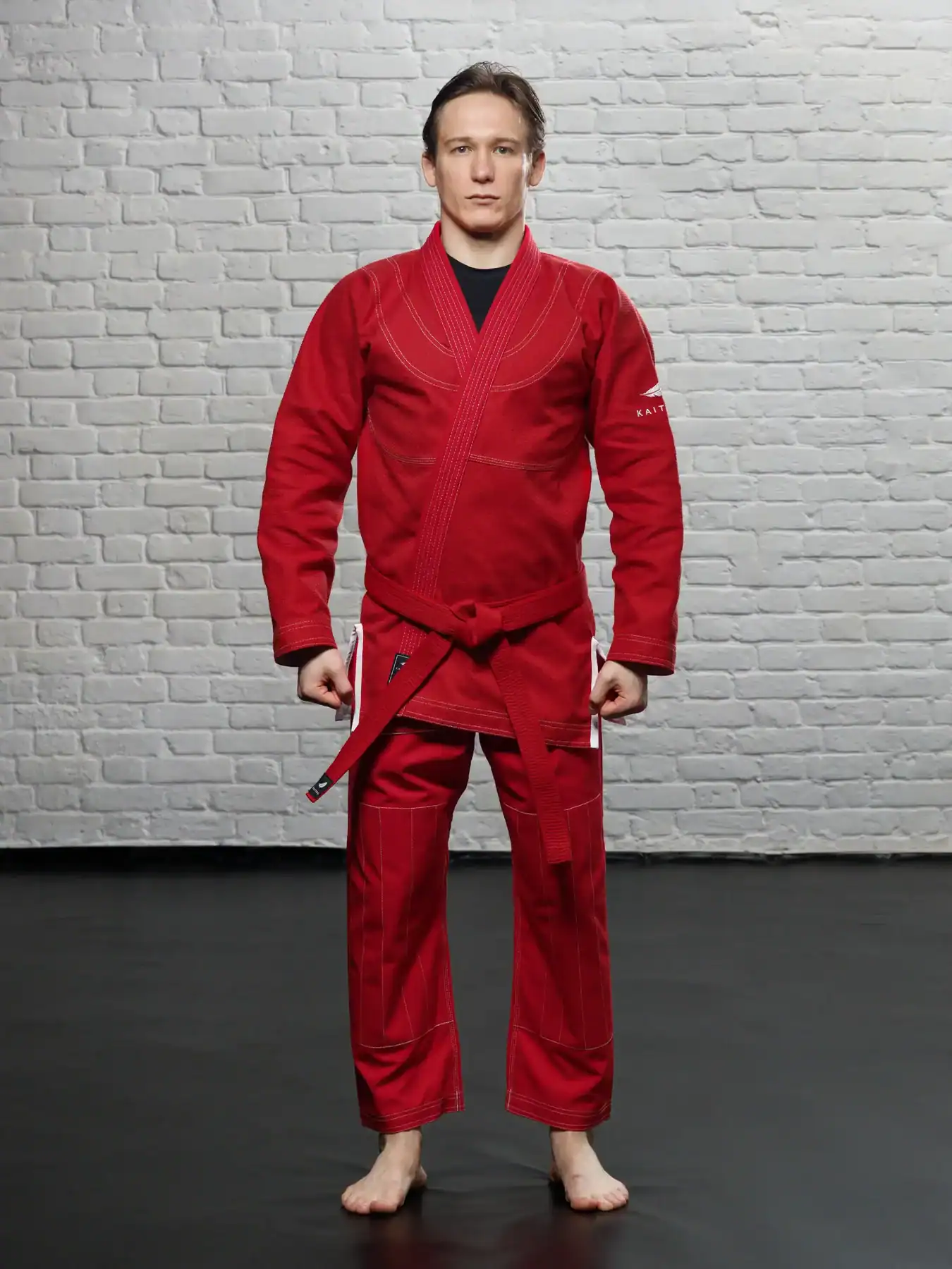 Красное ги для грэпплинга KAITOGI с белой вышивкой, внешний вид на модели анфас