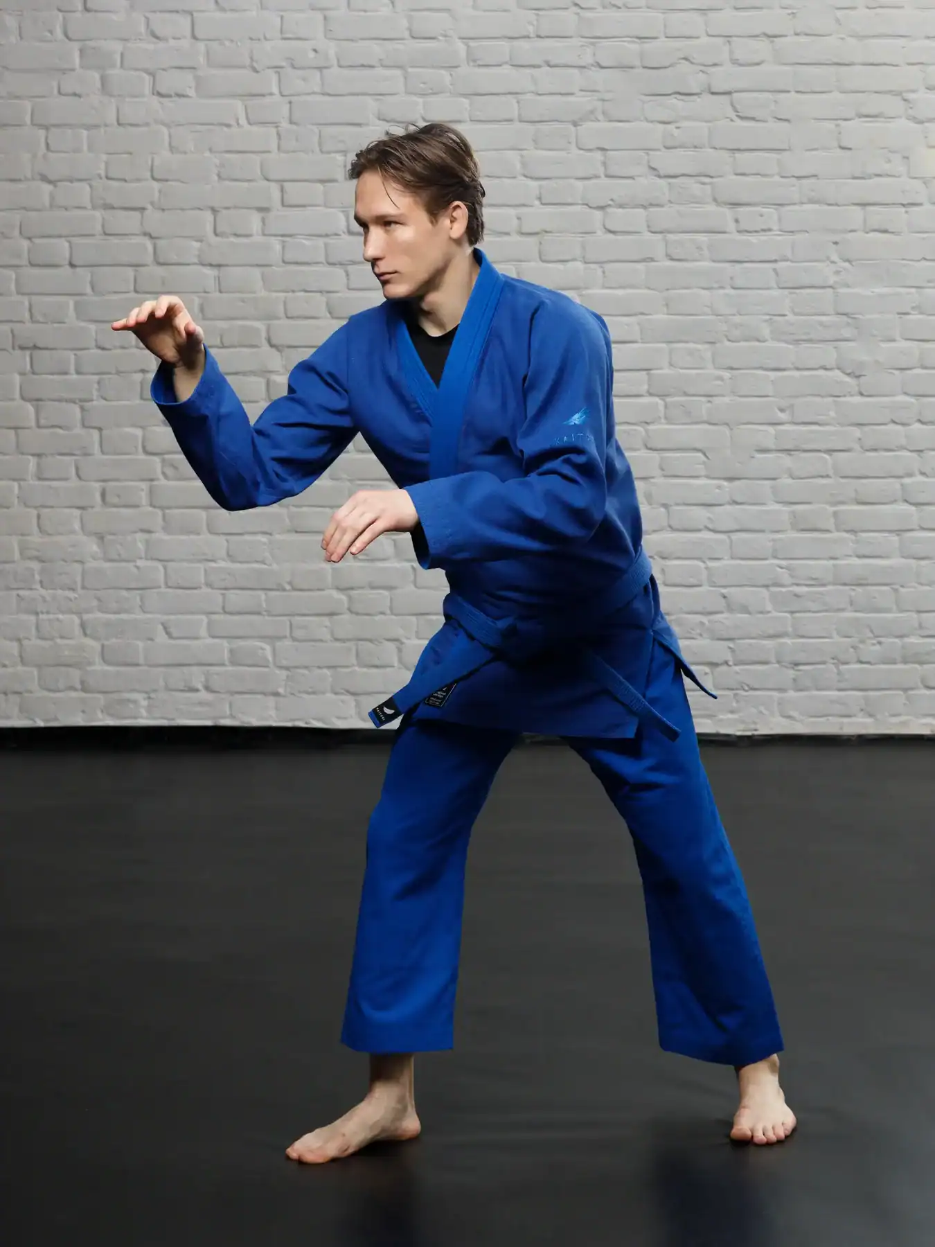 Динамичная боевая стойка мастера грэпплинга в полностью синем ги KAITOGI