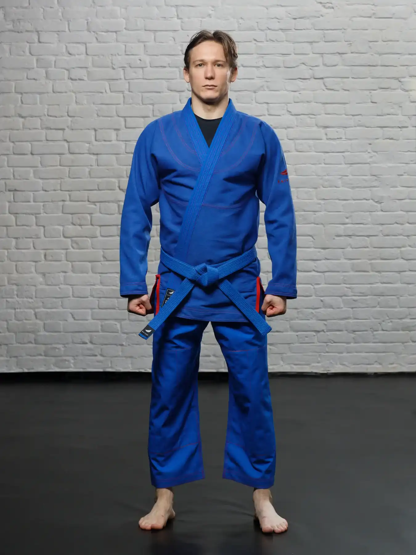 Синее ги для грэпплинга KAITOGI с красной вышивкой, вид спереди в полный рост