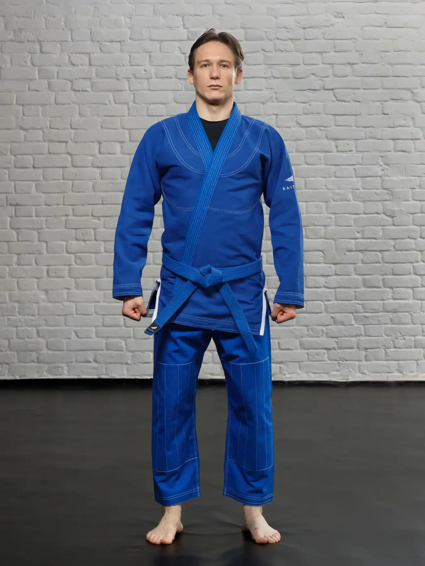 Синее ги KAITOGI с белым дизайном для грэпплинга, анфас на модели