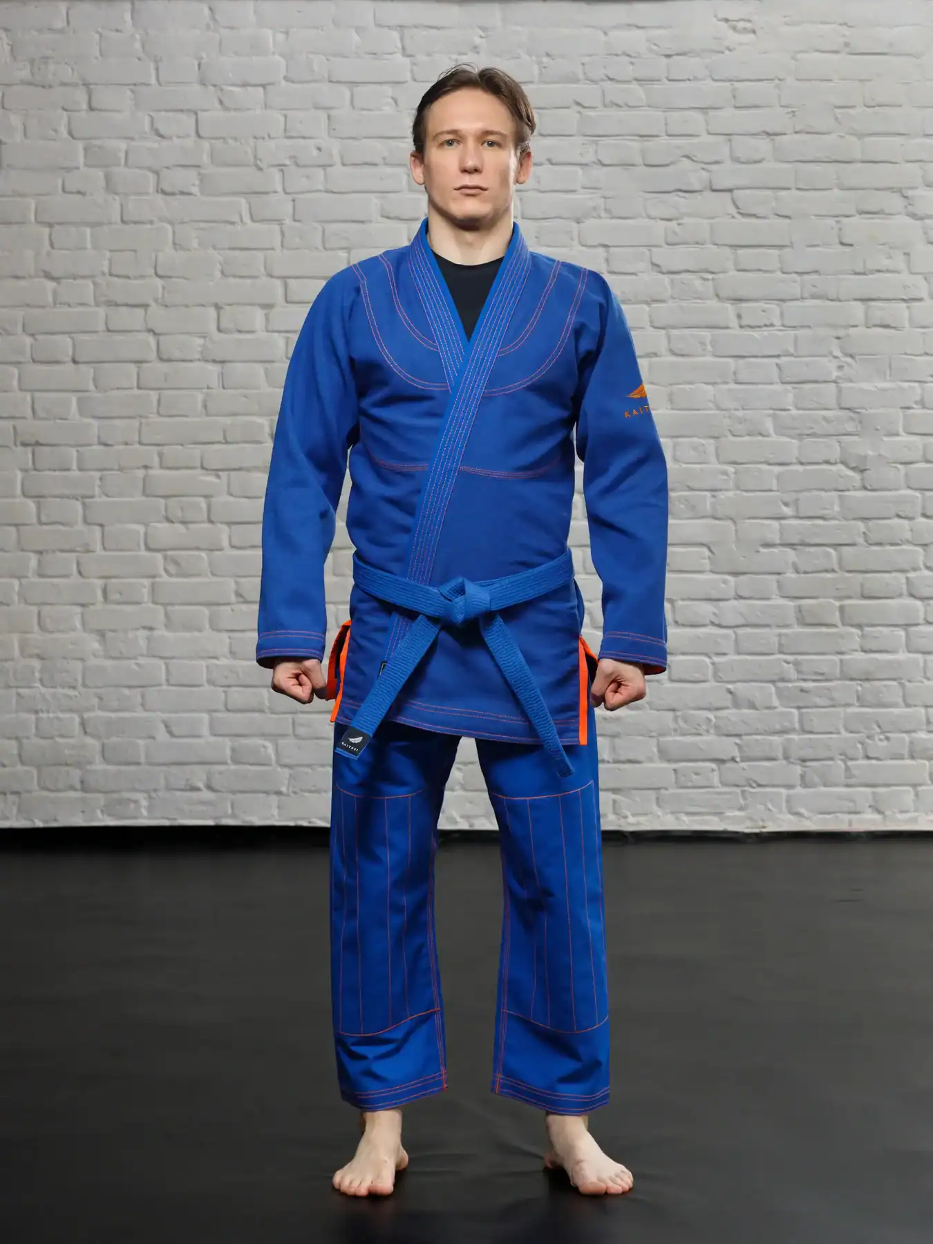 Синее ги для грэпплинга KAITOGI с оранжевыми элементами, посадка анфас