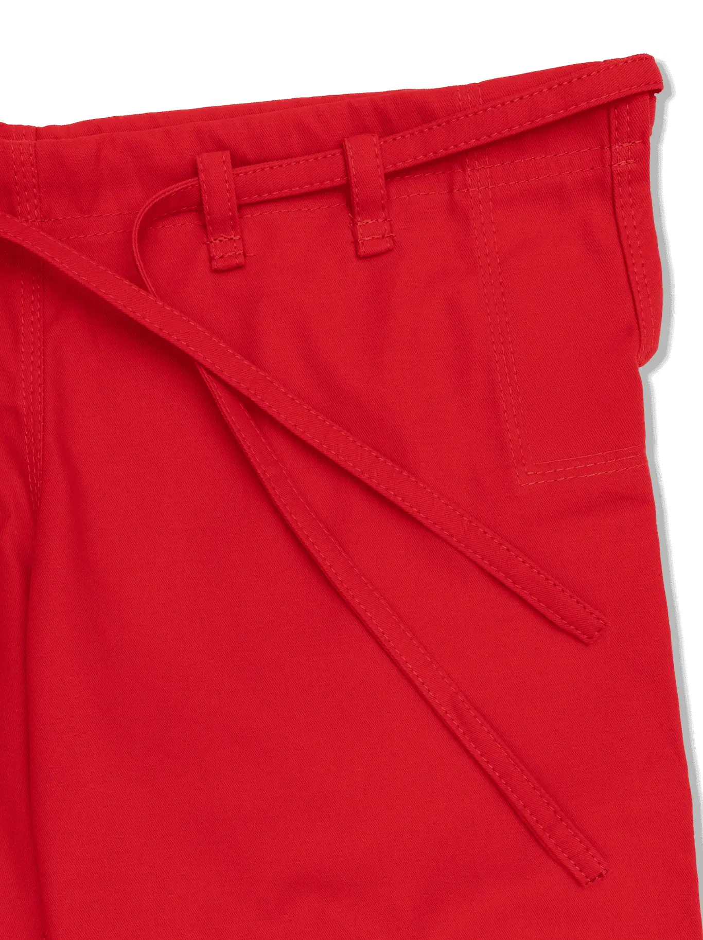 Шнуровка и плотные фиксирующие швы на поясе красных борцовских штанов KAITOGI