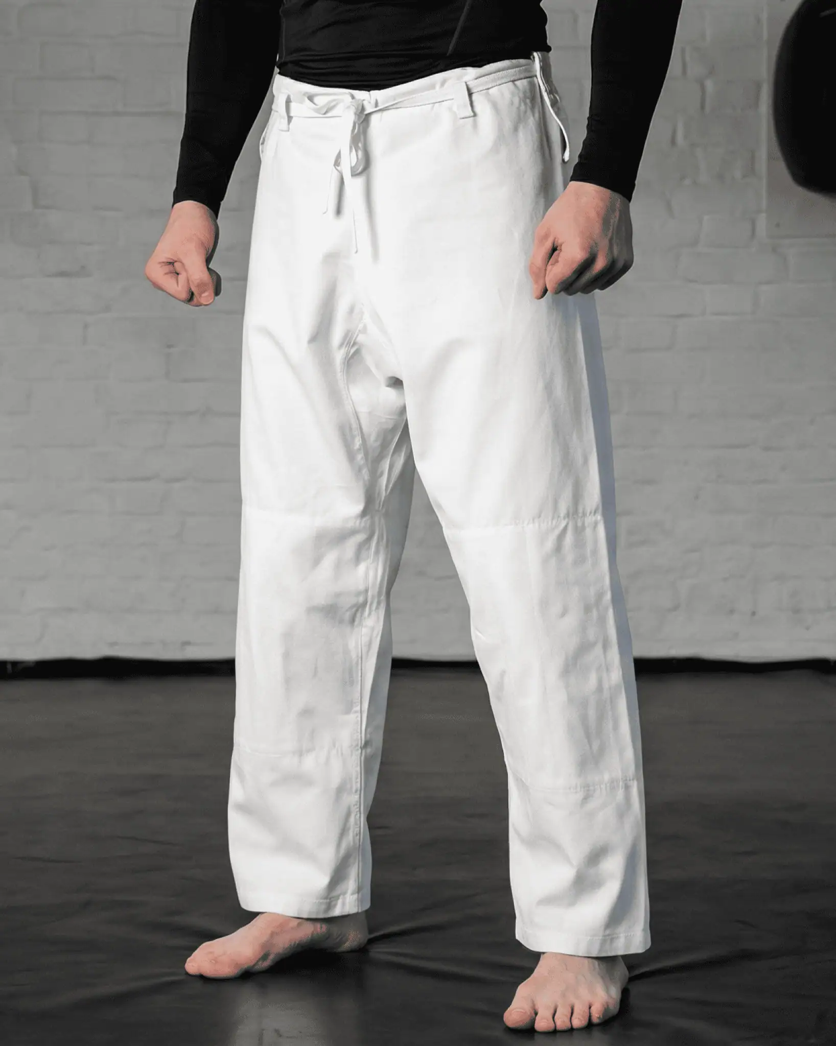 Белые брюки для дзюдо кайтоги на шнуровке, надежная посадка на спортсмене во время тренировки