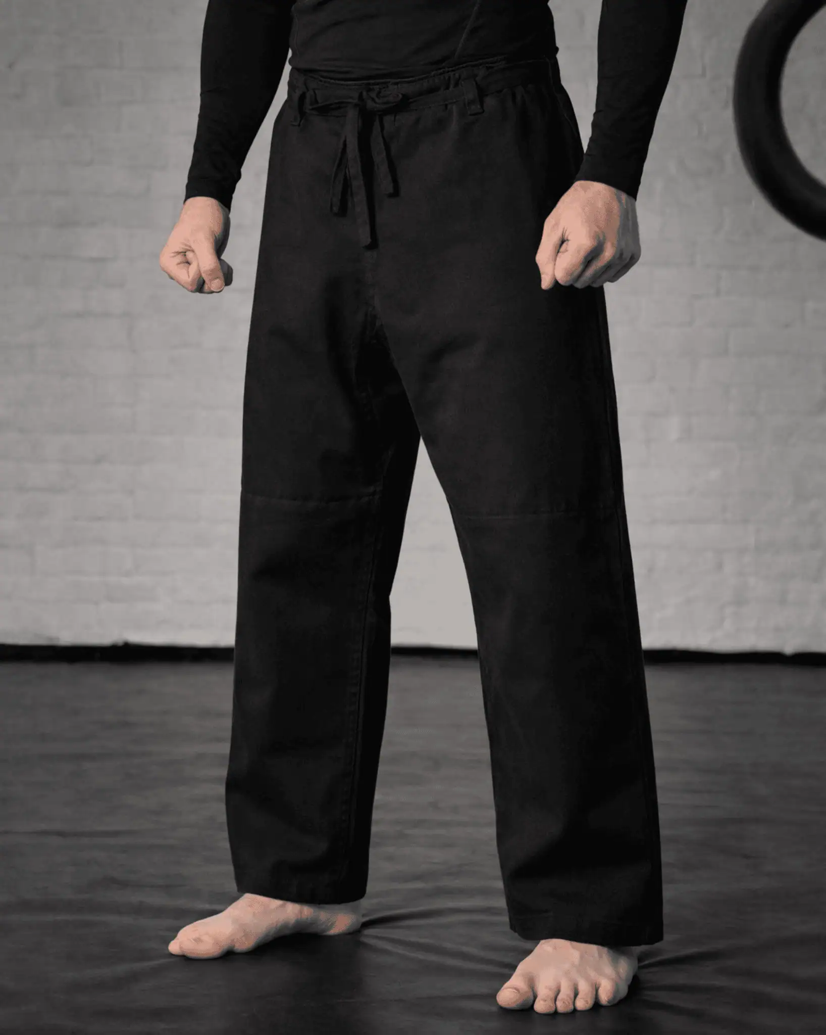 Черные брюки для дзюдо кайтоги на классических завязках, демонстрация экипировки на спортсмене