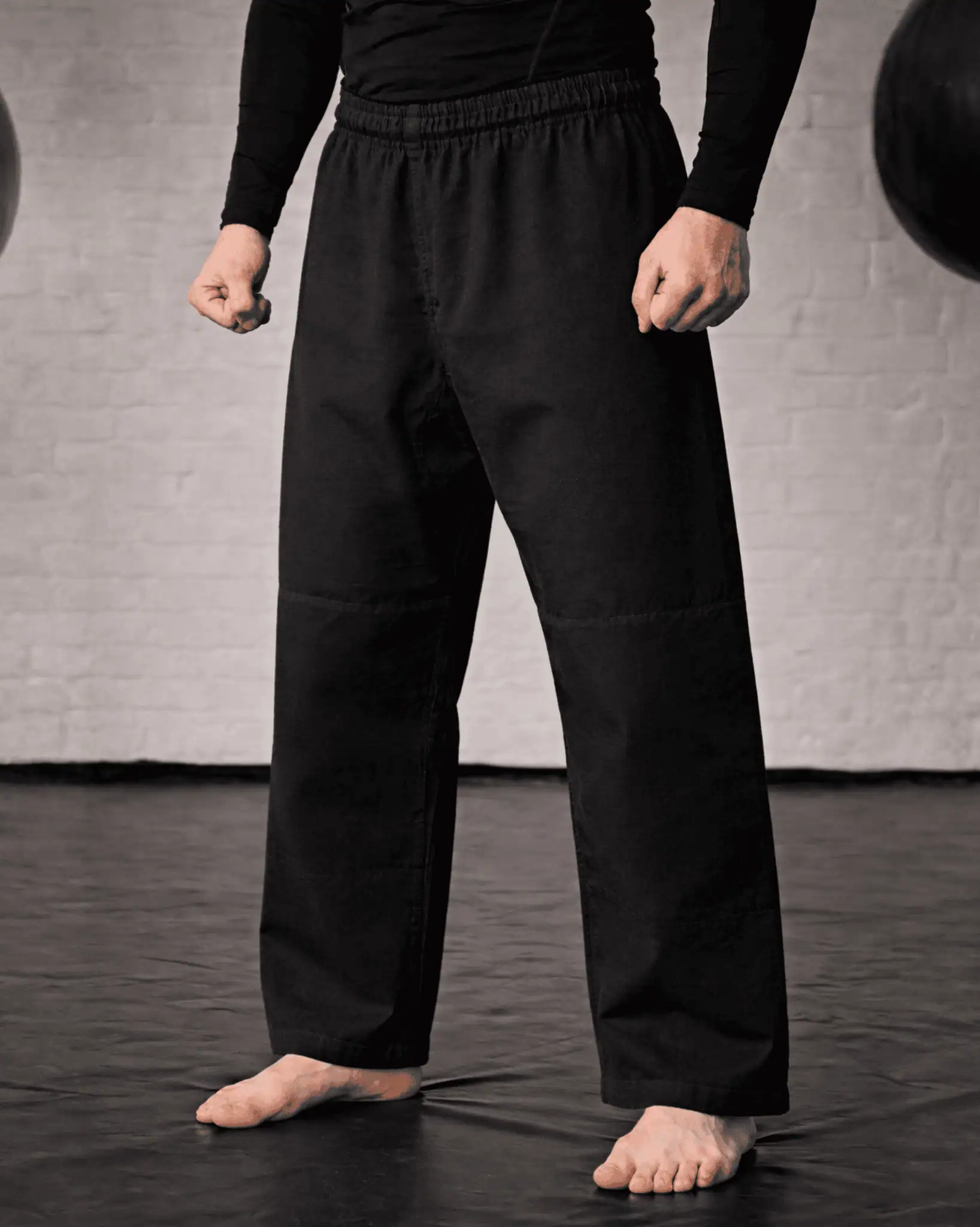 Черная экипировка кайтоги: штаны для борьбы на комфортной резинке, посадка на борце в боевой стойке