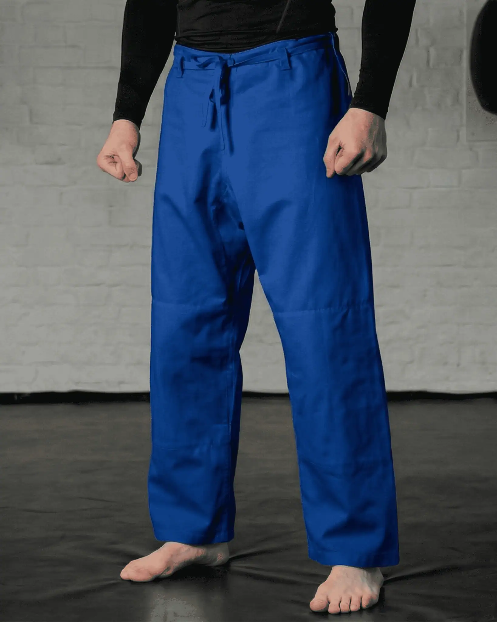 Синие штаны кайтоги для дзюдо с плотной фиксацией на шнурке, внешний вид на спортсмене на татами