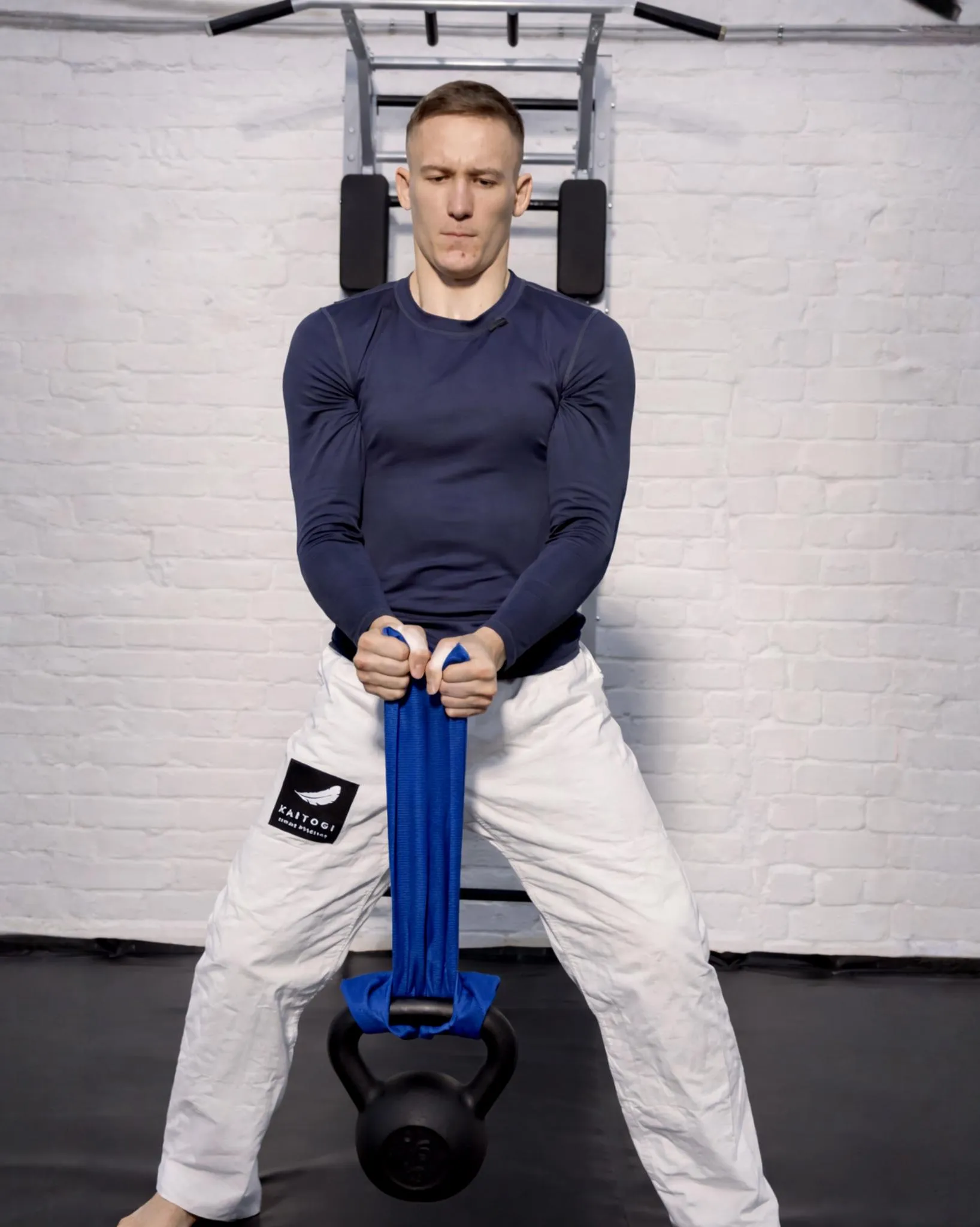 Работа с гирей через синий тренажер рукоход кайтоги, функциональное упражнение для развития мышц кистей
