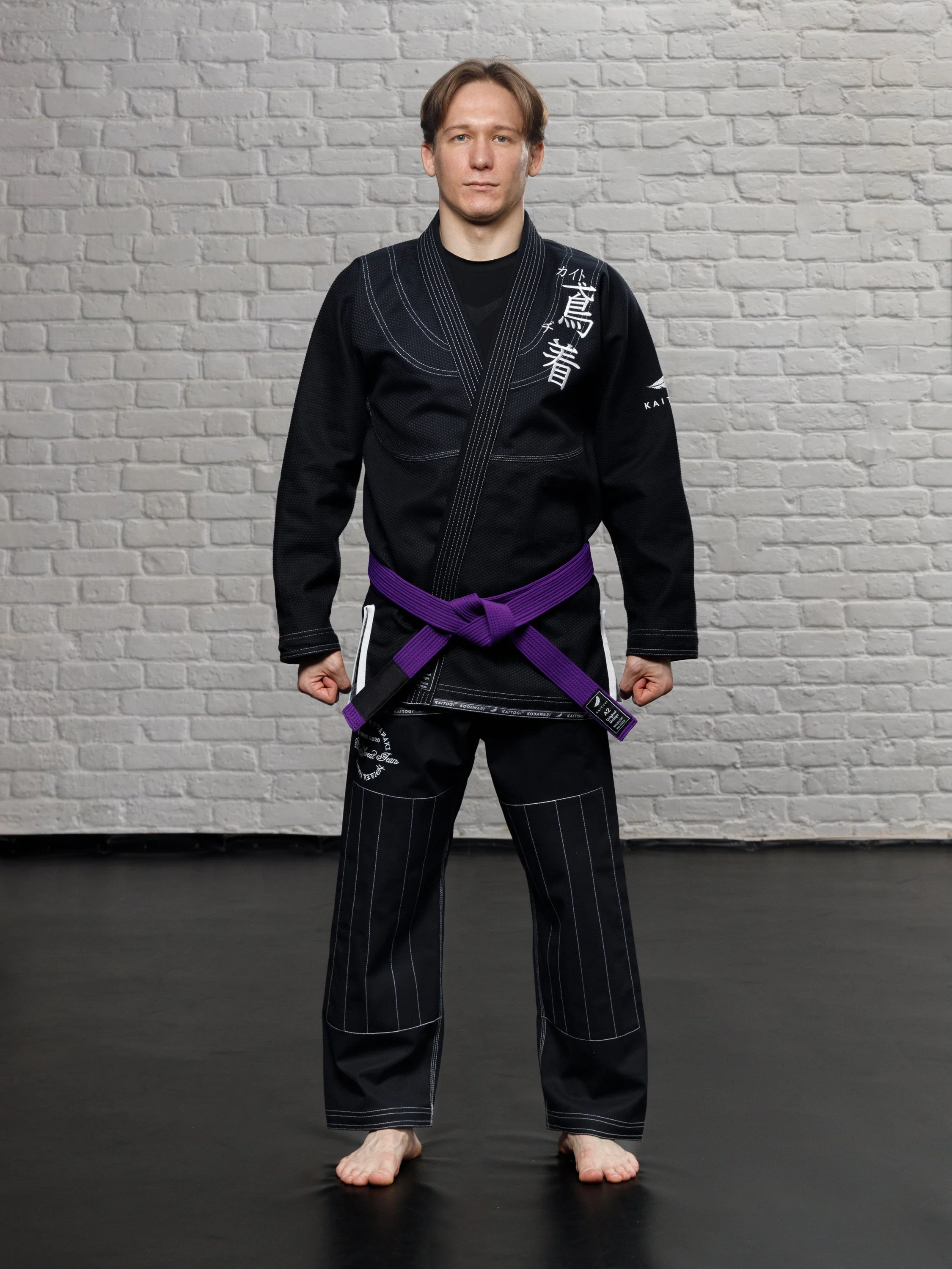 Черное ги с белыми элементами на модели в полный рост, анфас