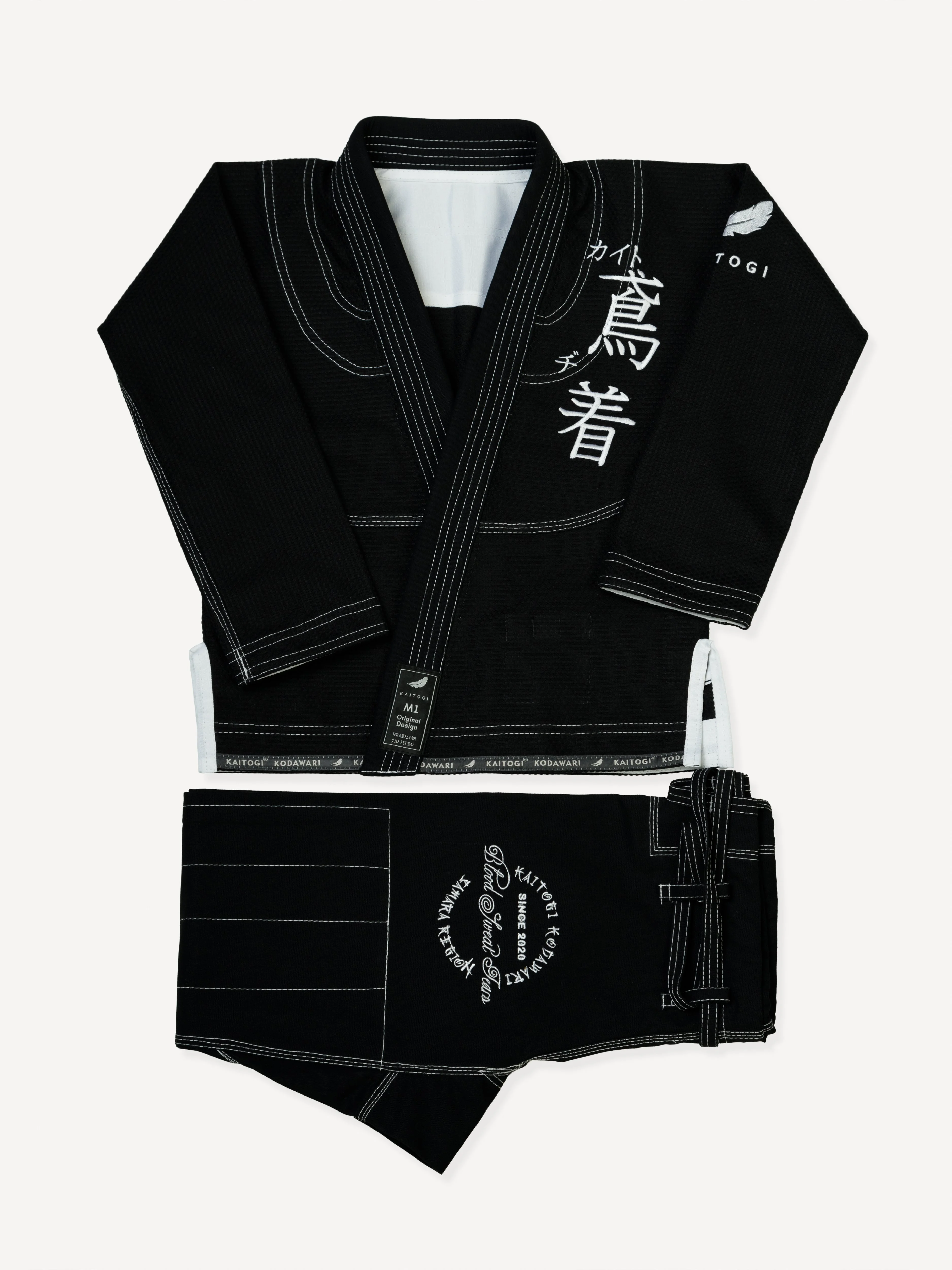 Сложенный комплект черного кимоно KAITOGI с белой отделкой