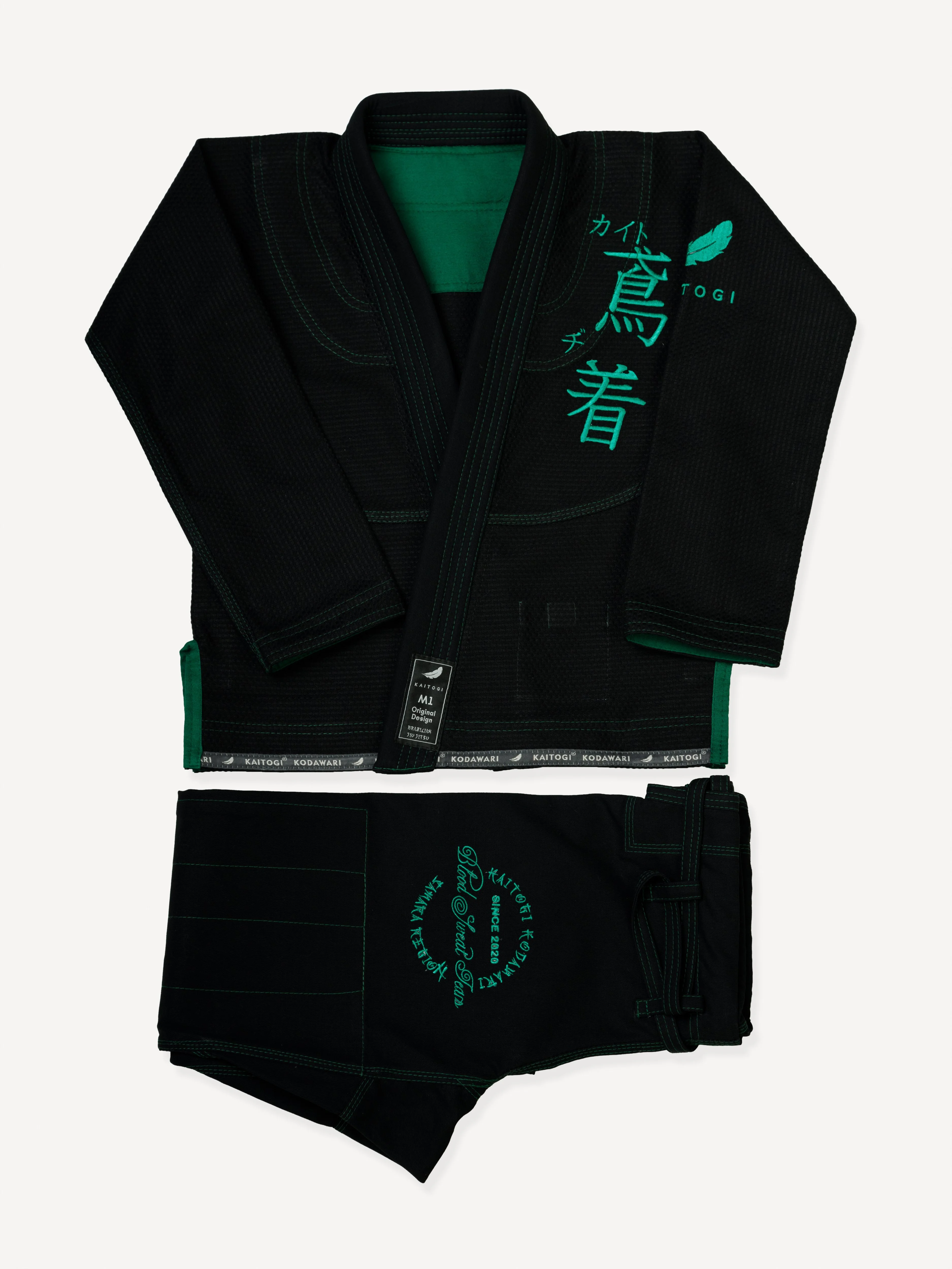 Сложенное черное кимоно KAITOGI с зелеными элементами дизайна