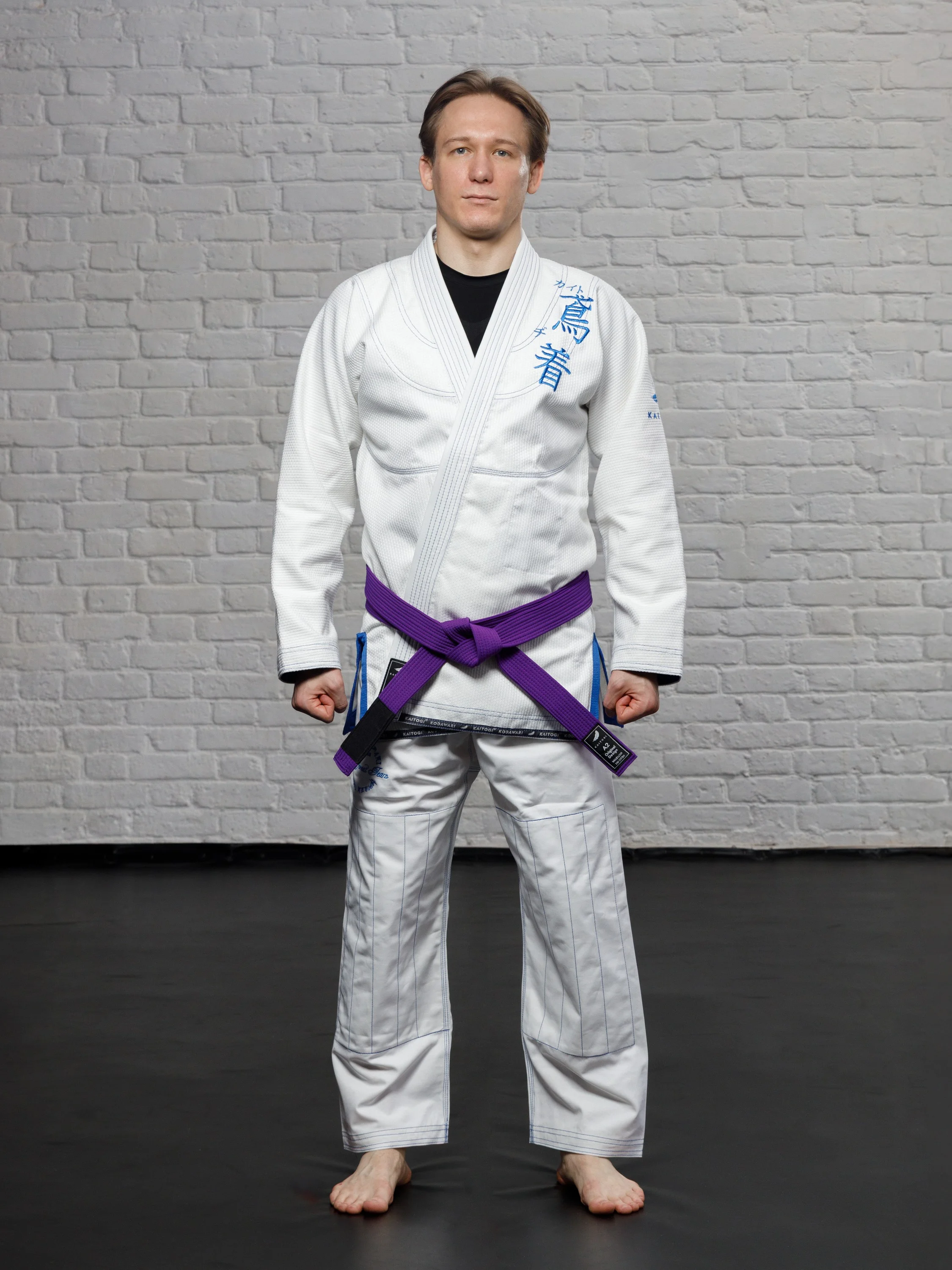 Белое ги с синими элементами на модели в полный рост, анфас