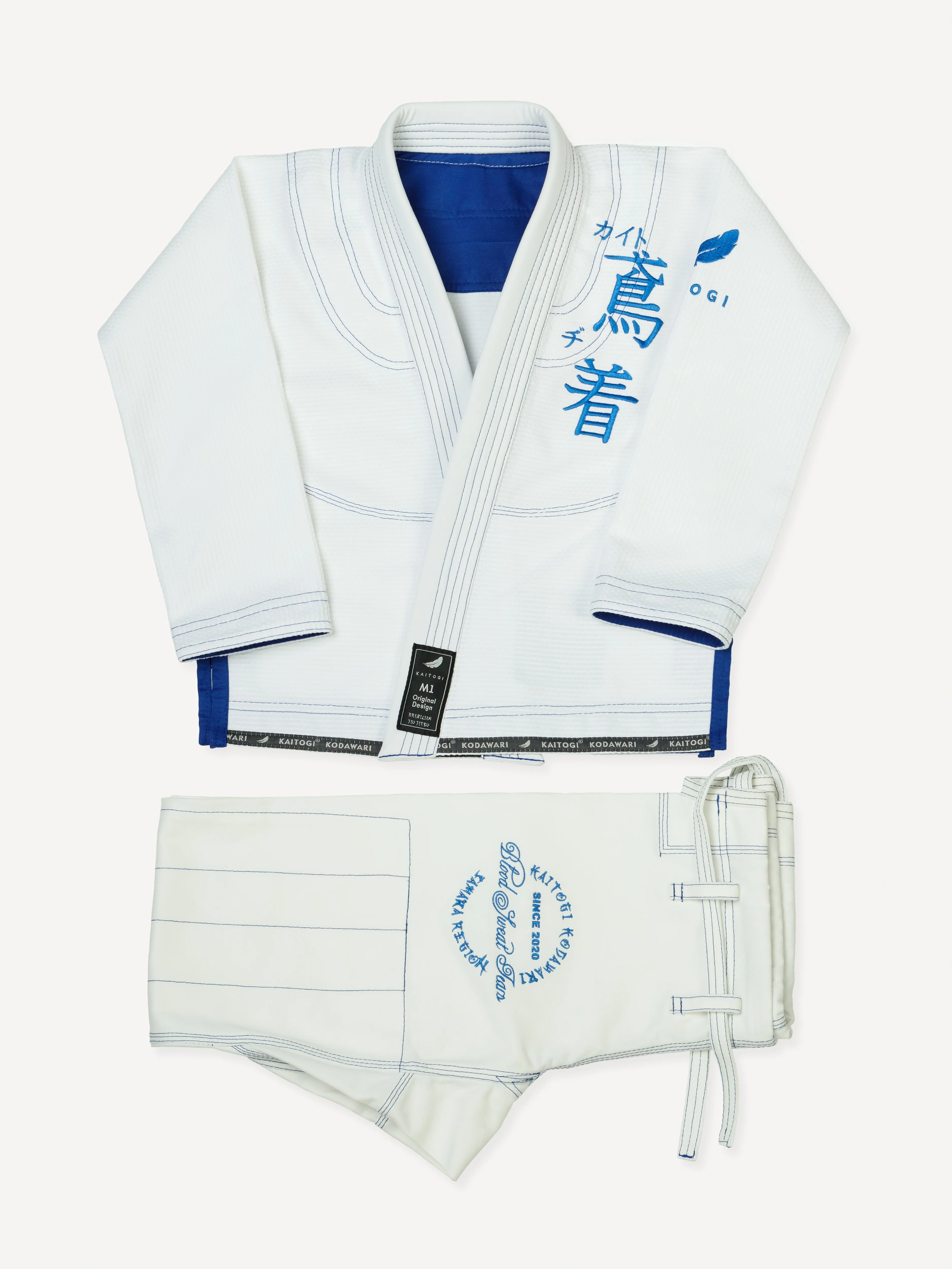 Сложенное белое кимоно KAITOGI с синей отделкой