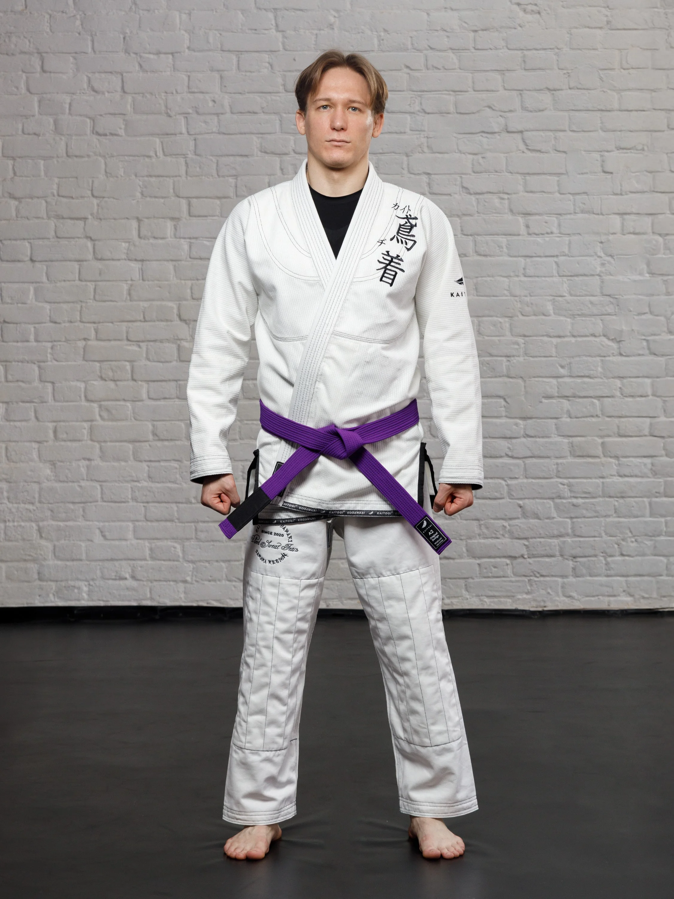 Белое ги с черными элементами на модели в полный рост