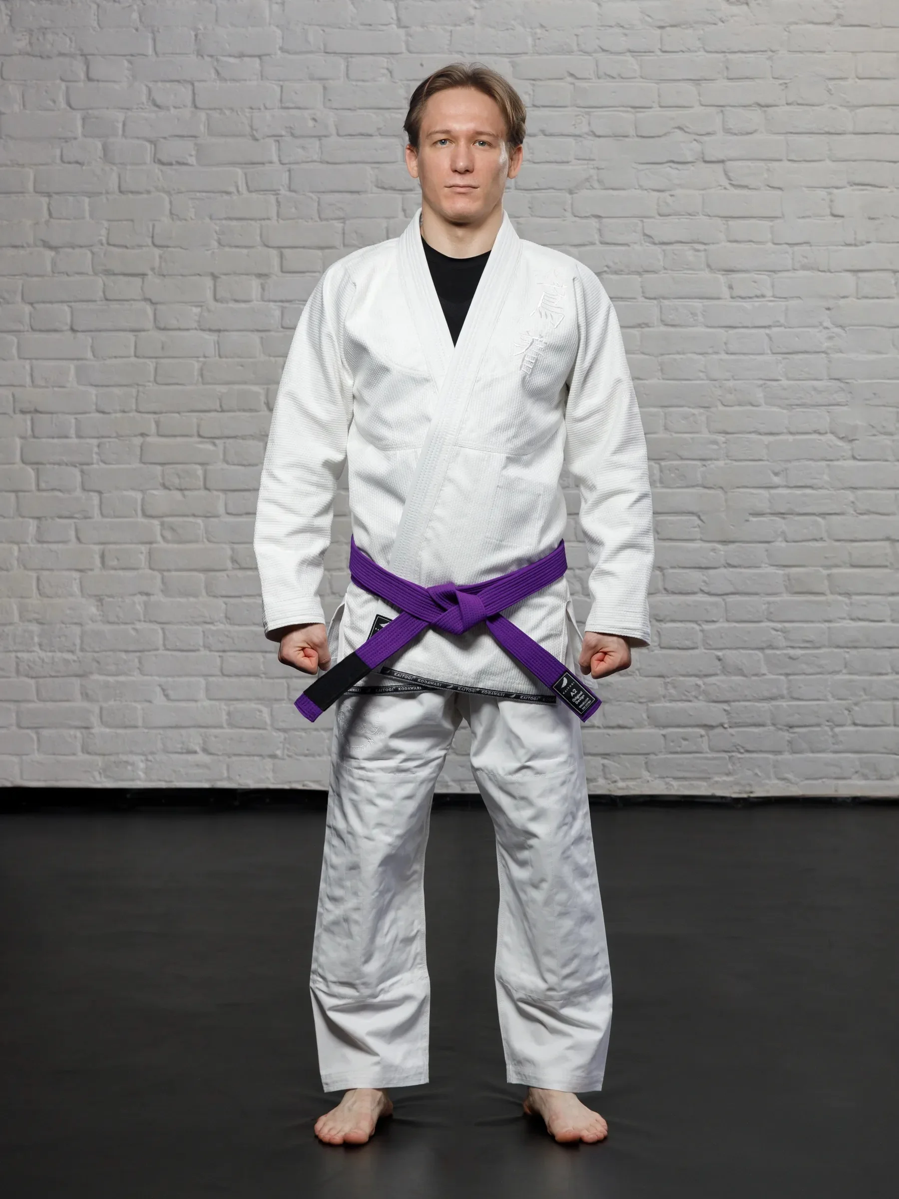 Полностью белое ги на модели в полный рост, анфас