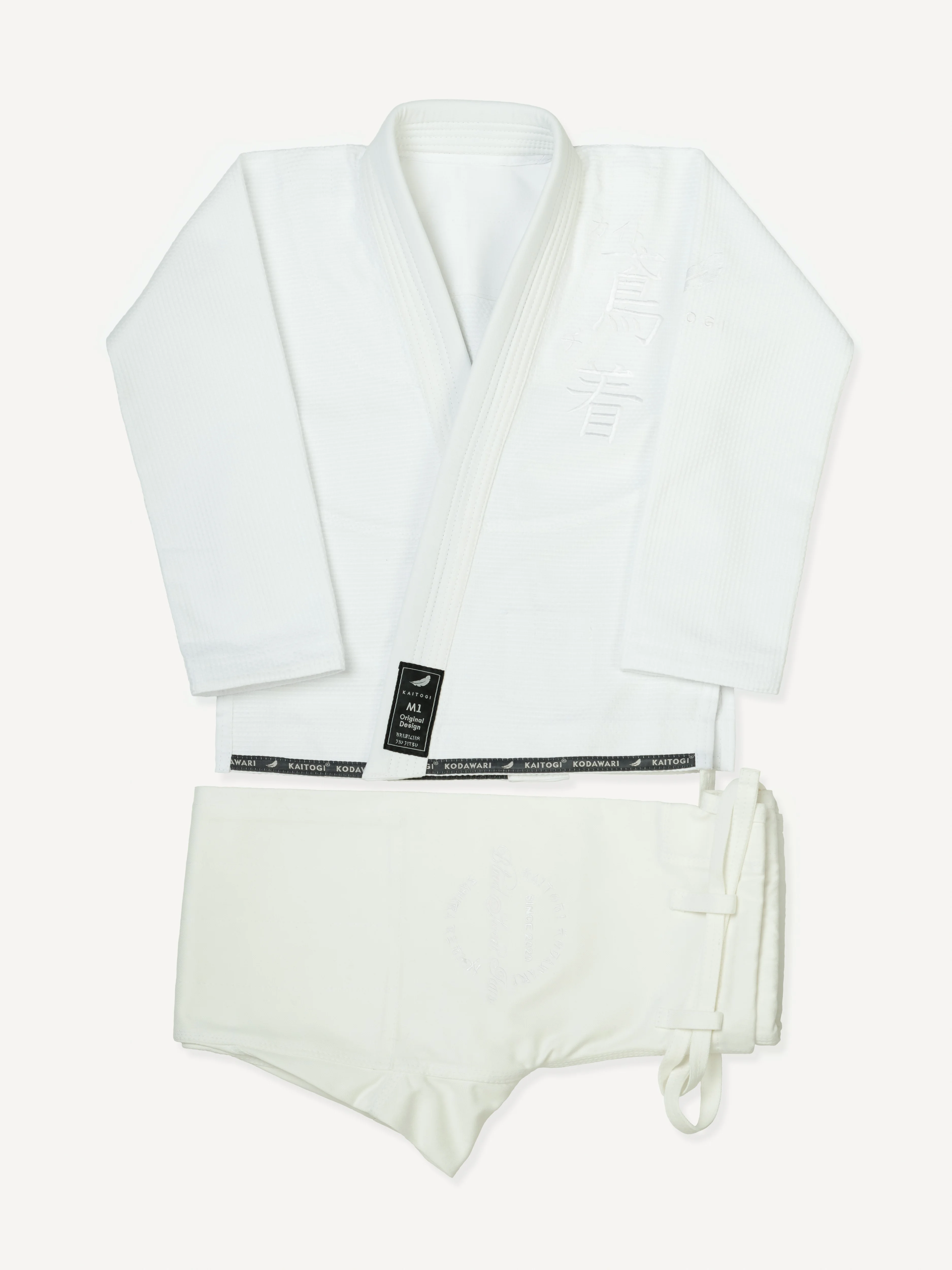 Сложенное белое кимоно KAITOGI в минималистичном дизайне
