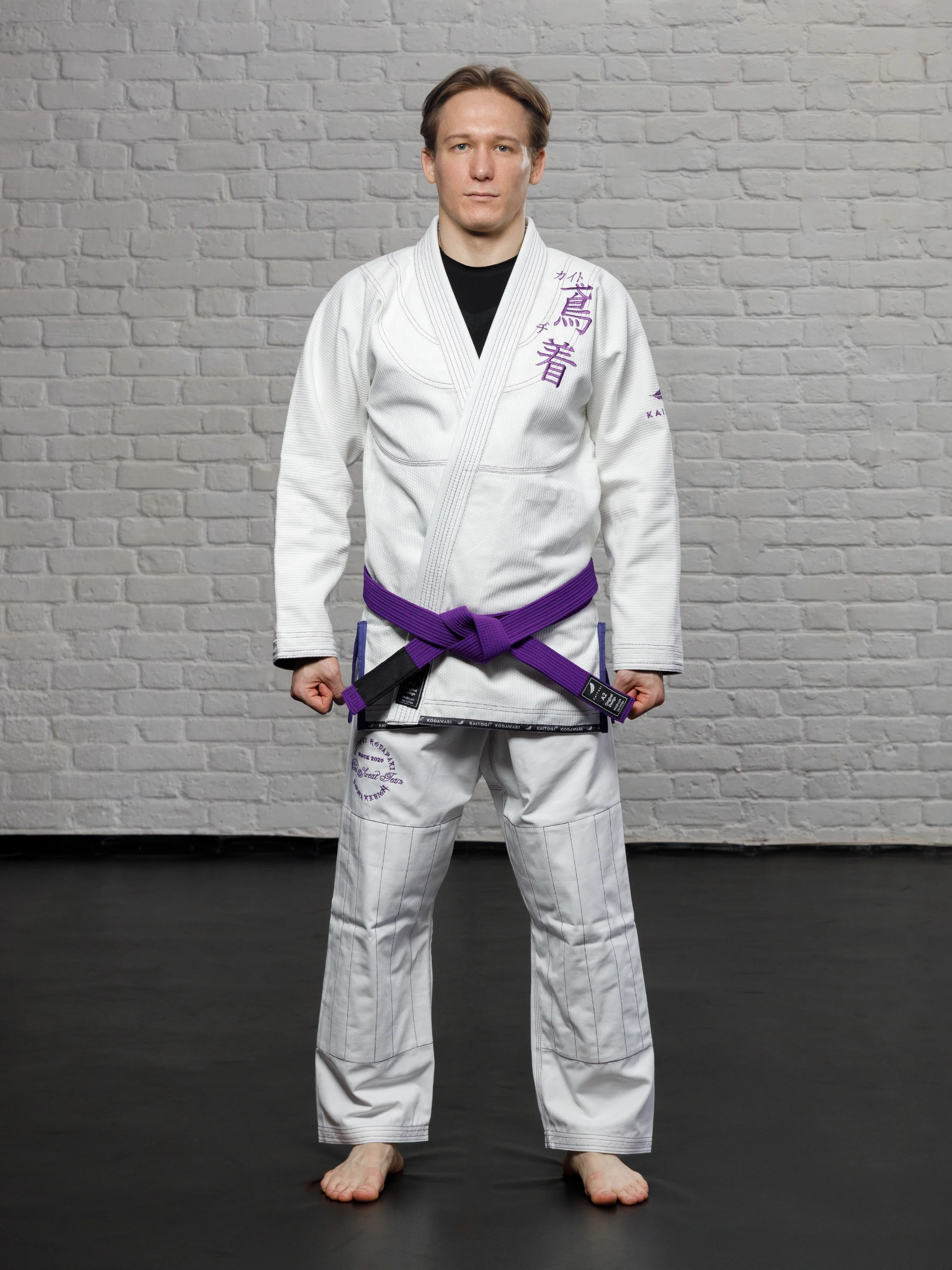 Белое ги с фиолетовыми элементами на модели в полный рост