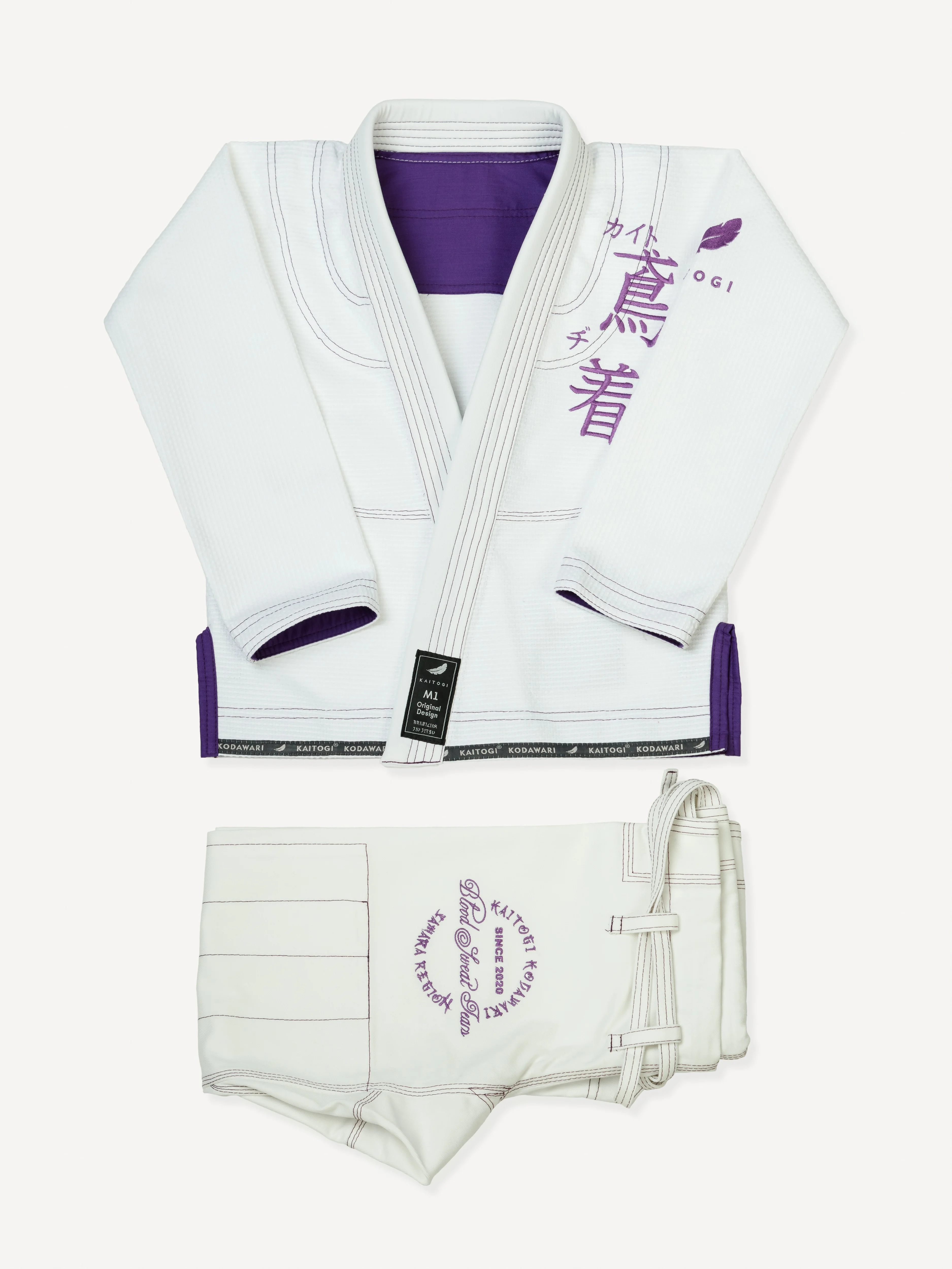 Сложенный комплект белого кимоно с фиолетовой отделкой