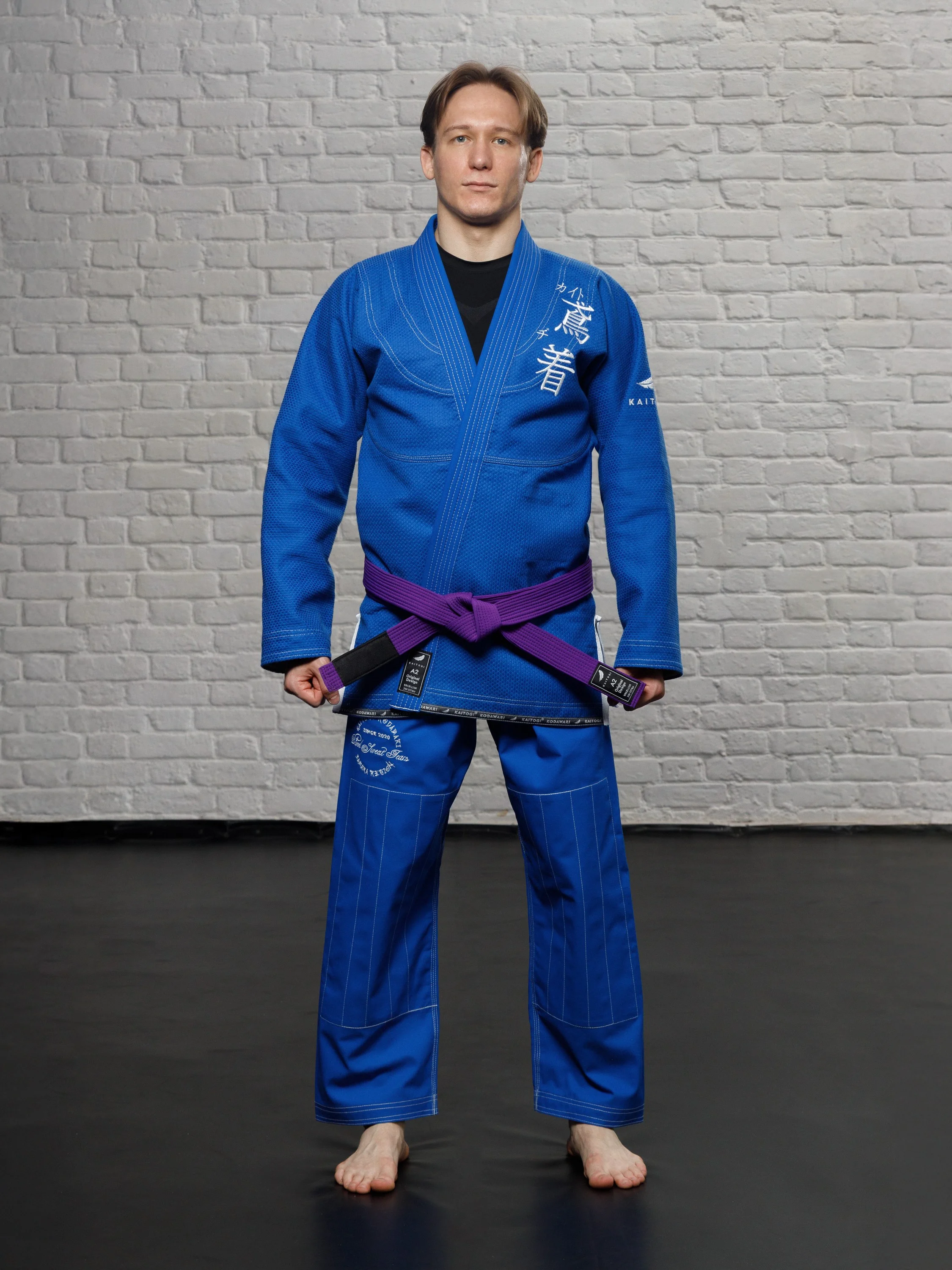 Синее ги с белыми элементами на модели в полный рост, анфас