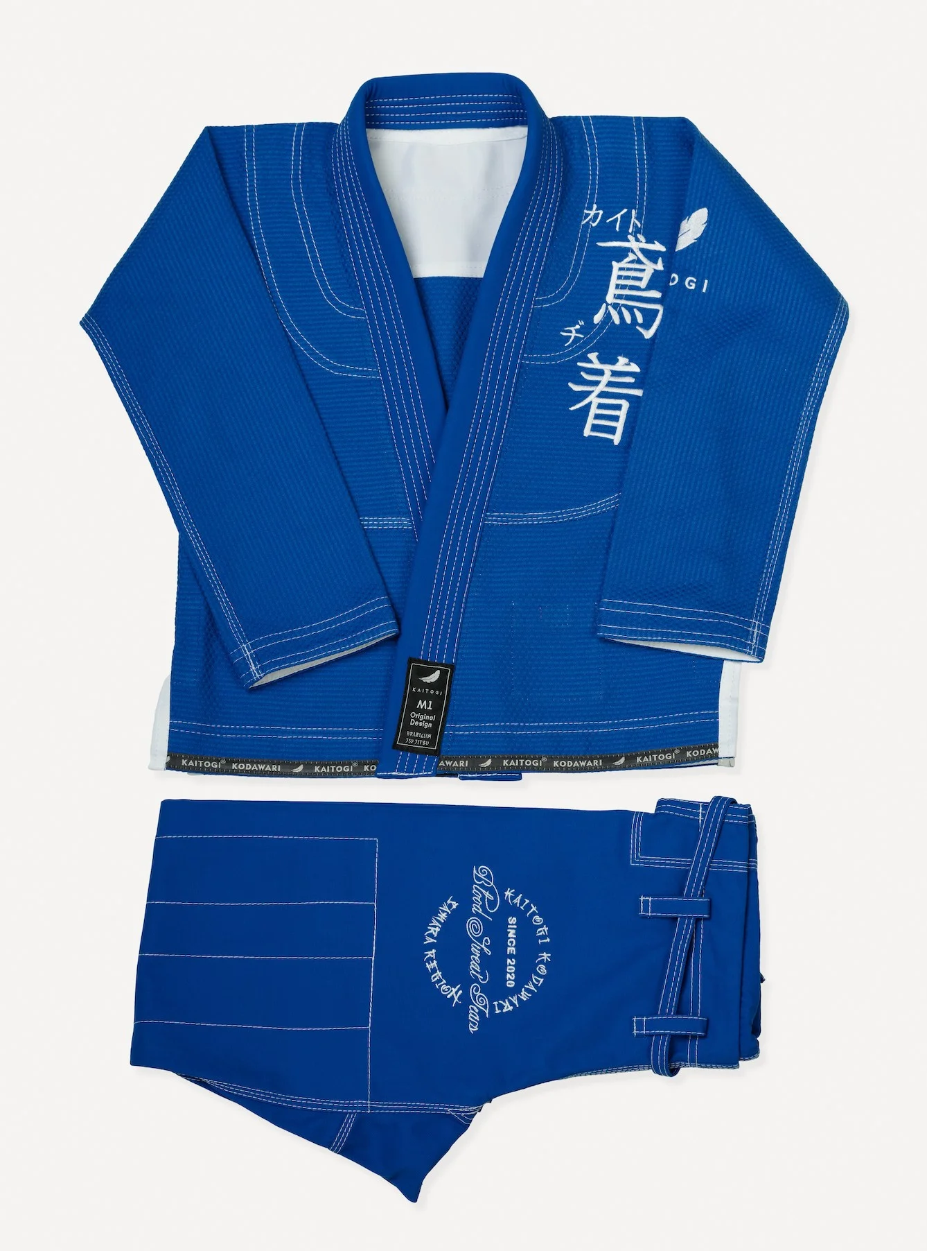 Сложенное синее кимоно KAITOGI с белой отделкой
