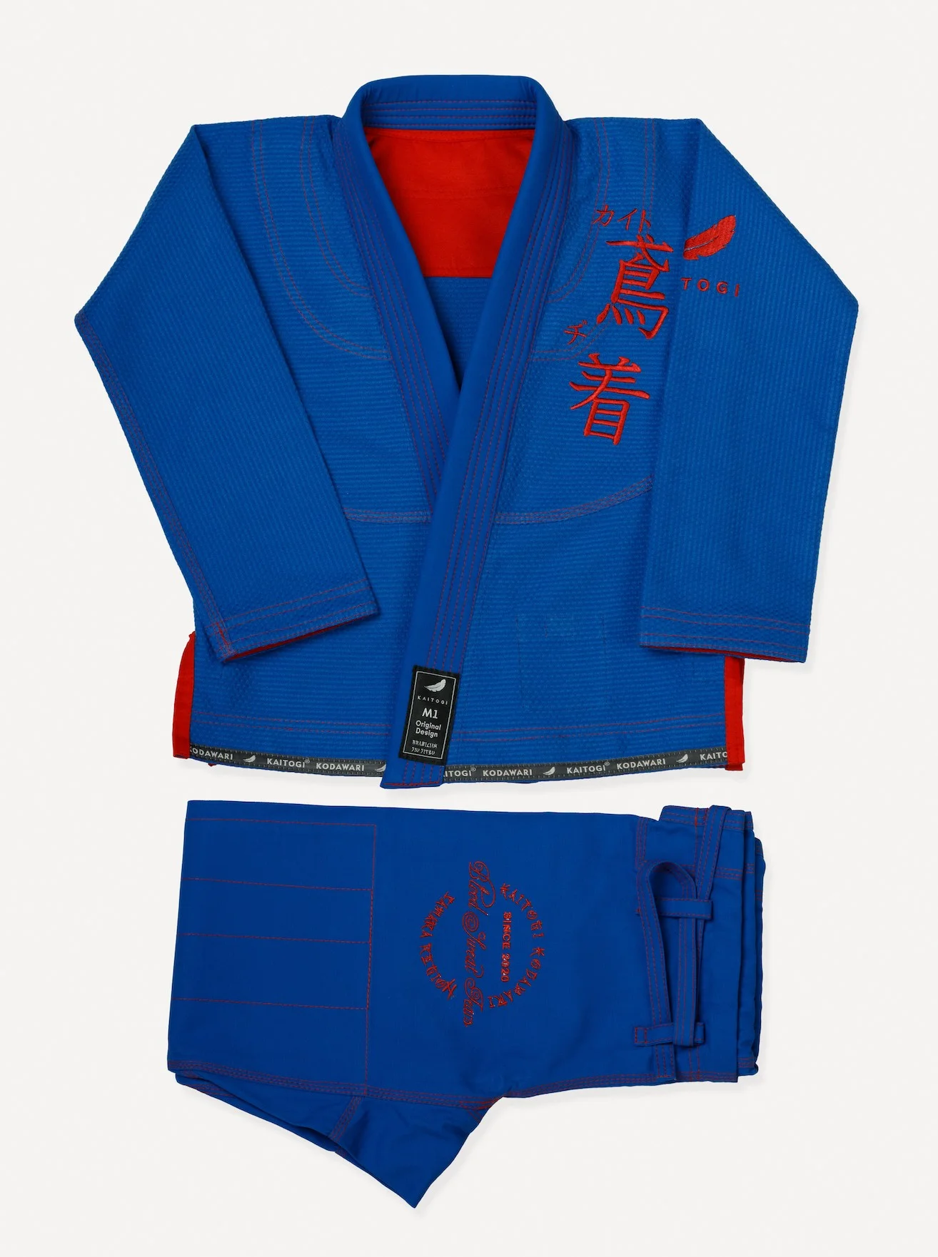 Сложенный комплект синего кимоно KAITOGI с красной отделкой