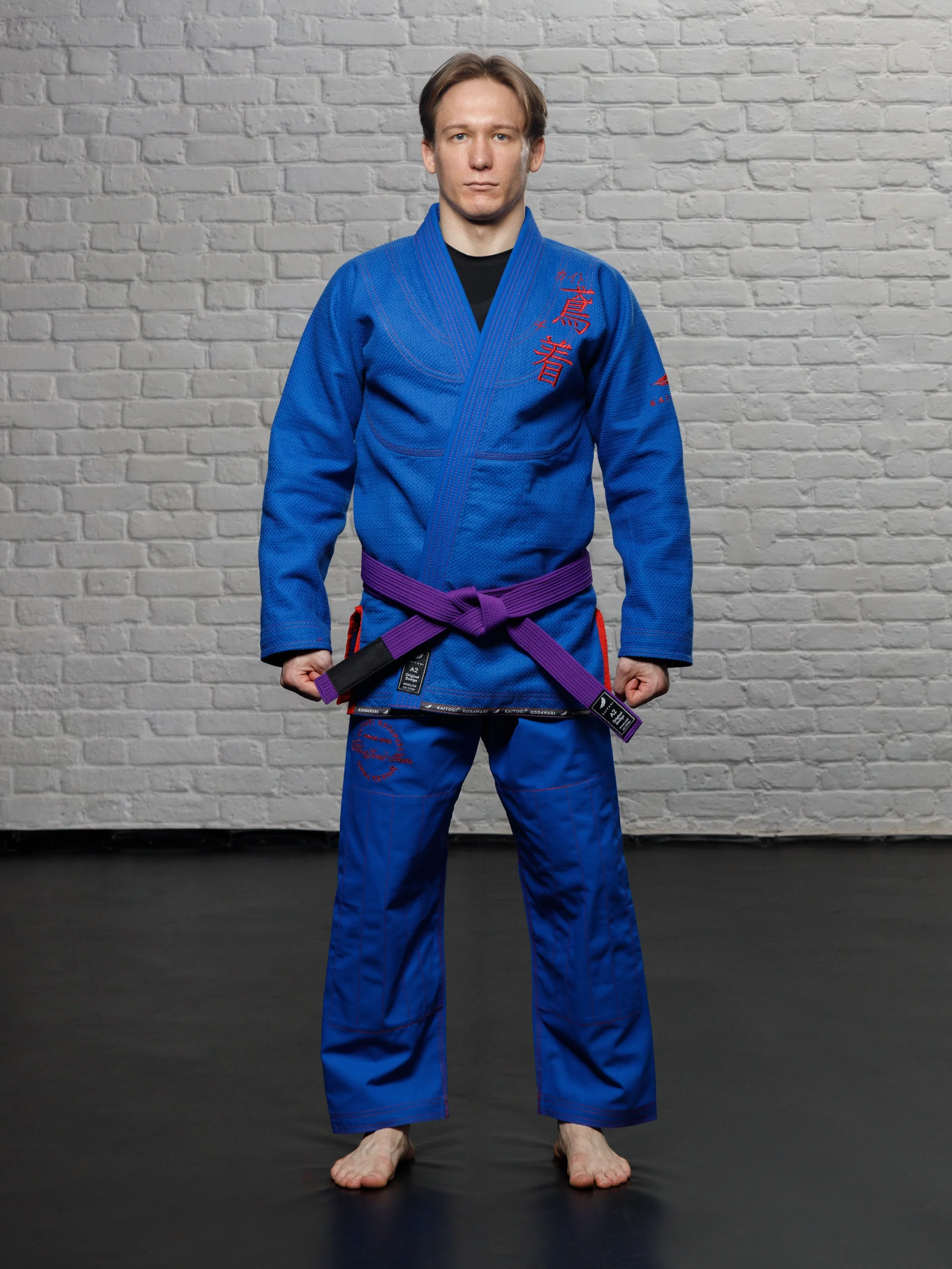  Синее ги с красными элементами на модели в полный рост