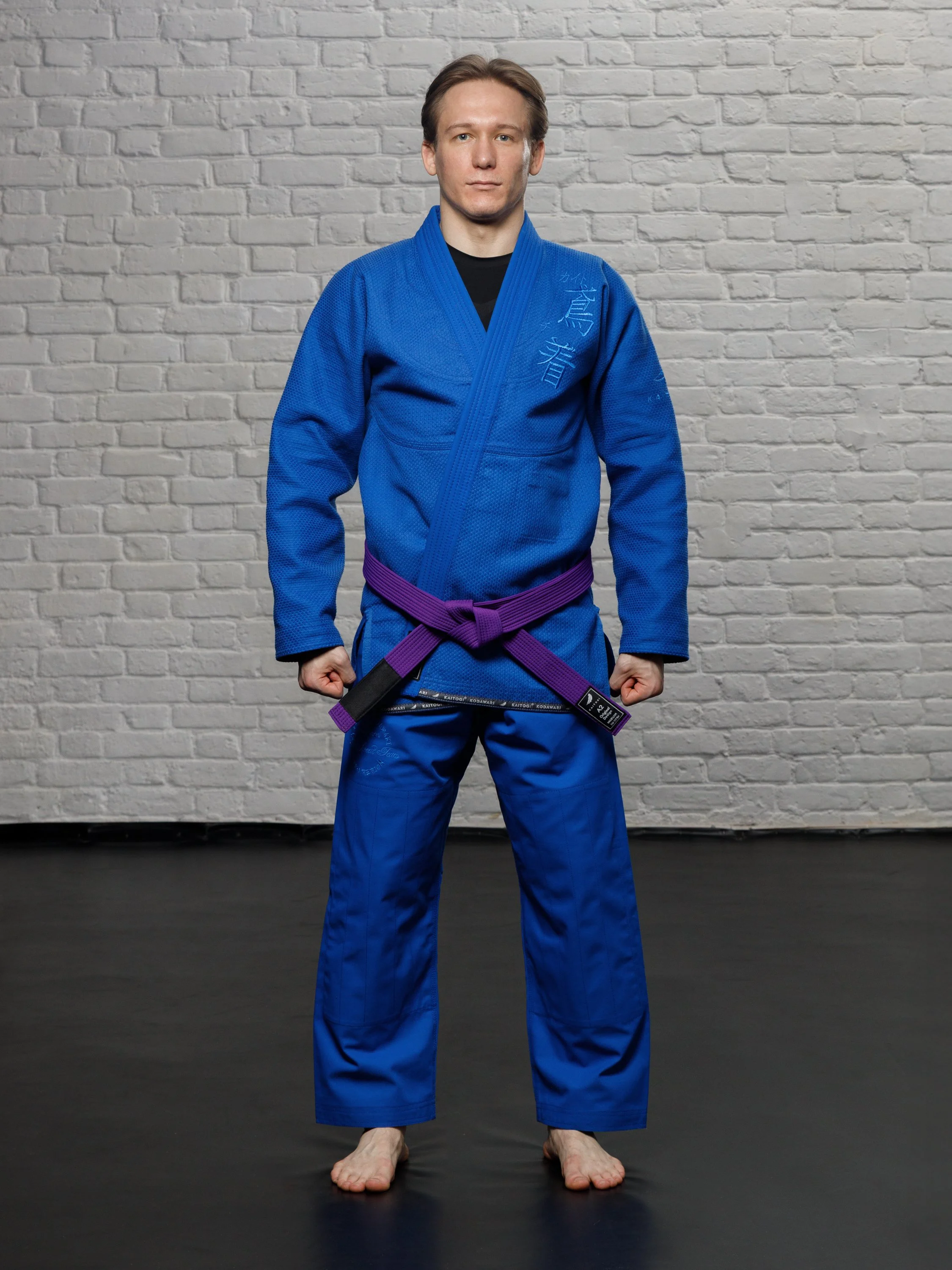 Глубокое синее ги на модели в полный рост, анфас