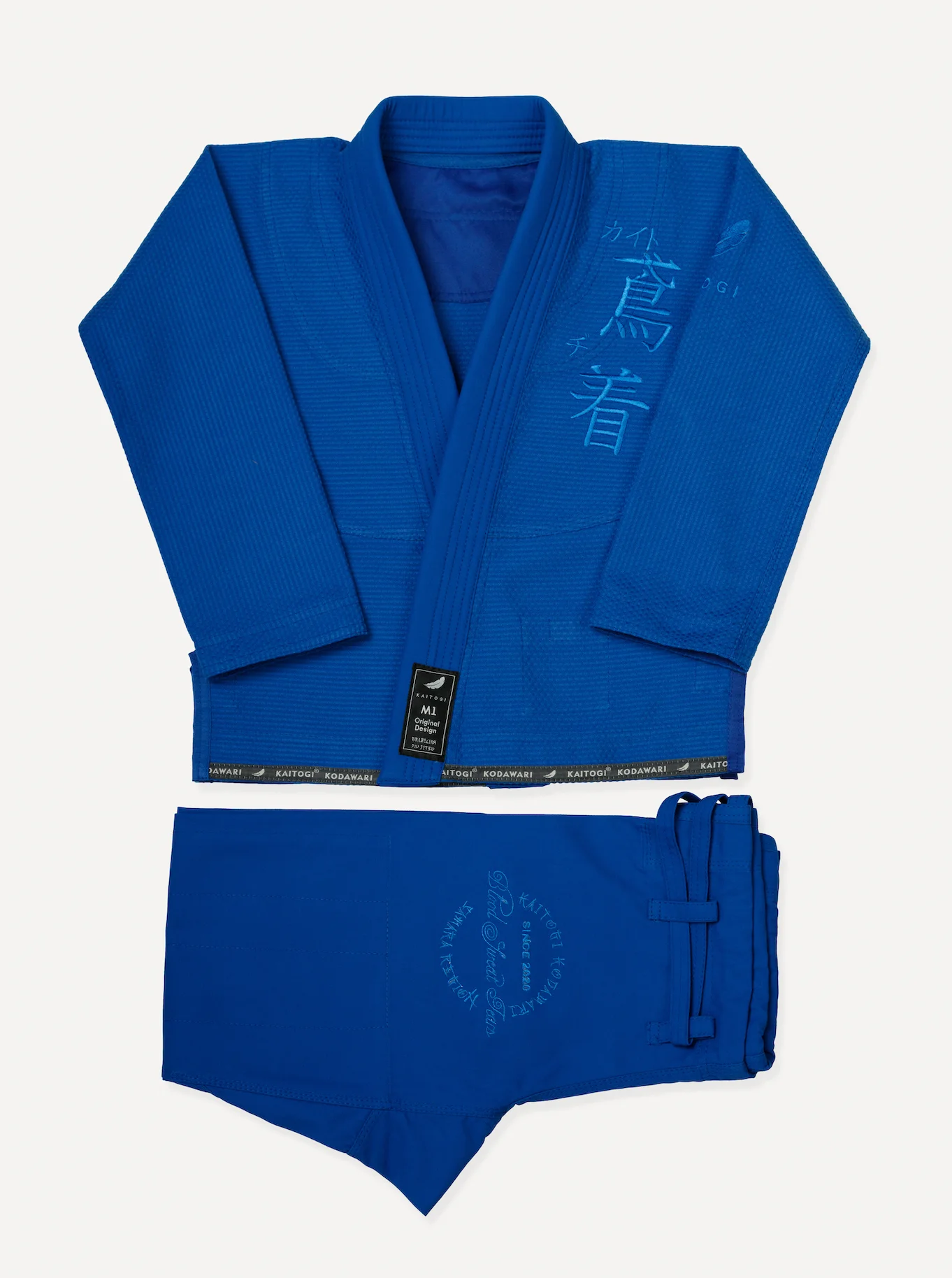 Сложенное синее кимоно KAITOGI в синем дизайне