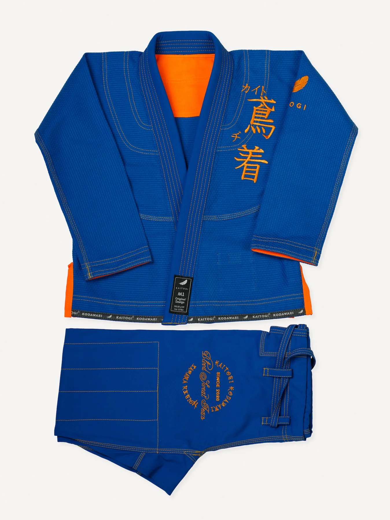 Компактно сложенное синее кимоно KAITOGI с оранжевыми элементами дизайна